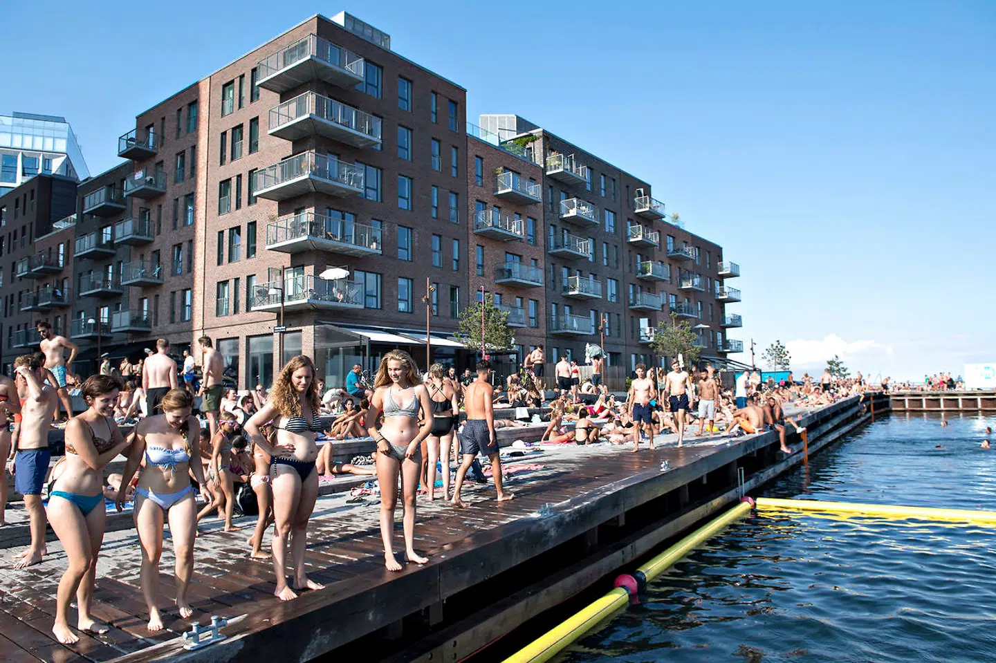 Badegæster oversvømmer dyrt boligområde. Sandkaj ved Kalkbrænderihavnen på Østerbro onsdag den 25. juli 2018. Personerne på billederne her i artiklen har ikke noget med sagen at gøre.