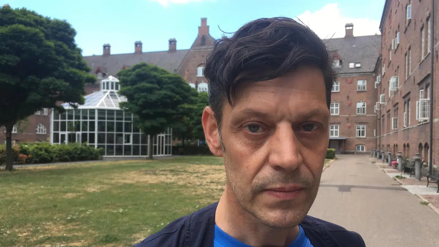 51-årige Rosberg Snædal, her foran Slottet på Nørrebro, mener, at de ældre bliver svigtet og behandlet uden værdighed. Foto: Bo Norström Weile