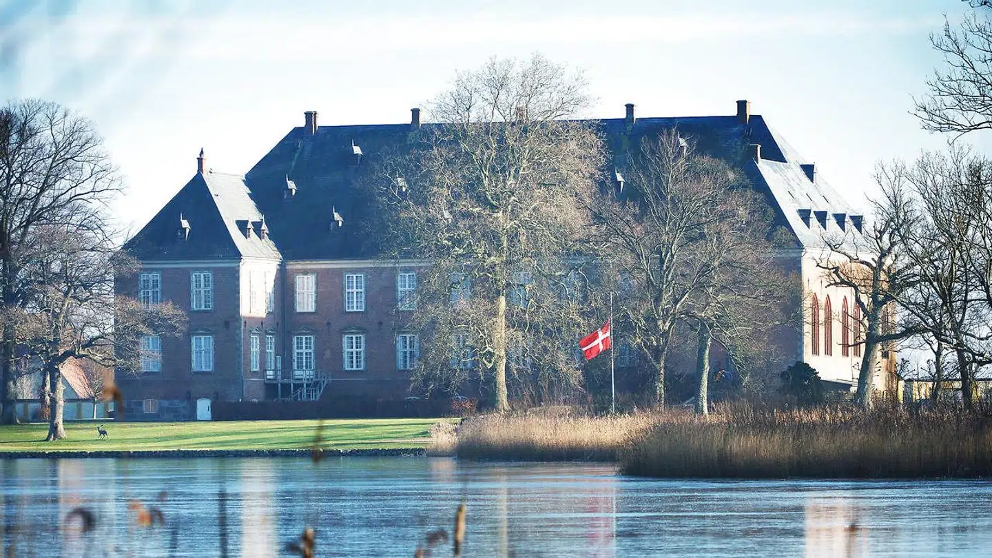 Efter halvandet års kræftsygdom sov Caroline Flemings far, lensbaron Niels Iuel-Brockdorff, ind i 2017. Her ses Valdemar Slot, som Caroline Fleming i dag kæmper for at bevare.
