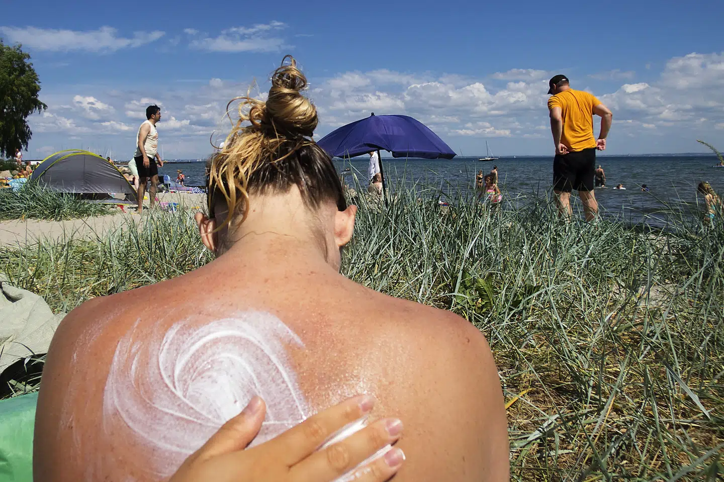 Mange solcremeprodukter indeholder stoffer, der kan være hormonforstyrrende eller allergifremkaldende. Det viser en test, som Forbrugerrådet Tænk Kemi har foretaget. (Arkivfoto). Vibeke Toft/Ritzau Scanpix