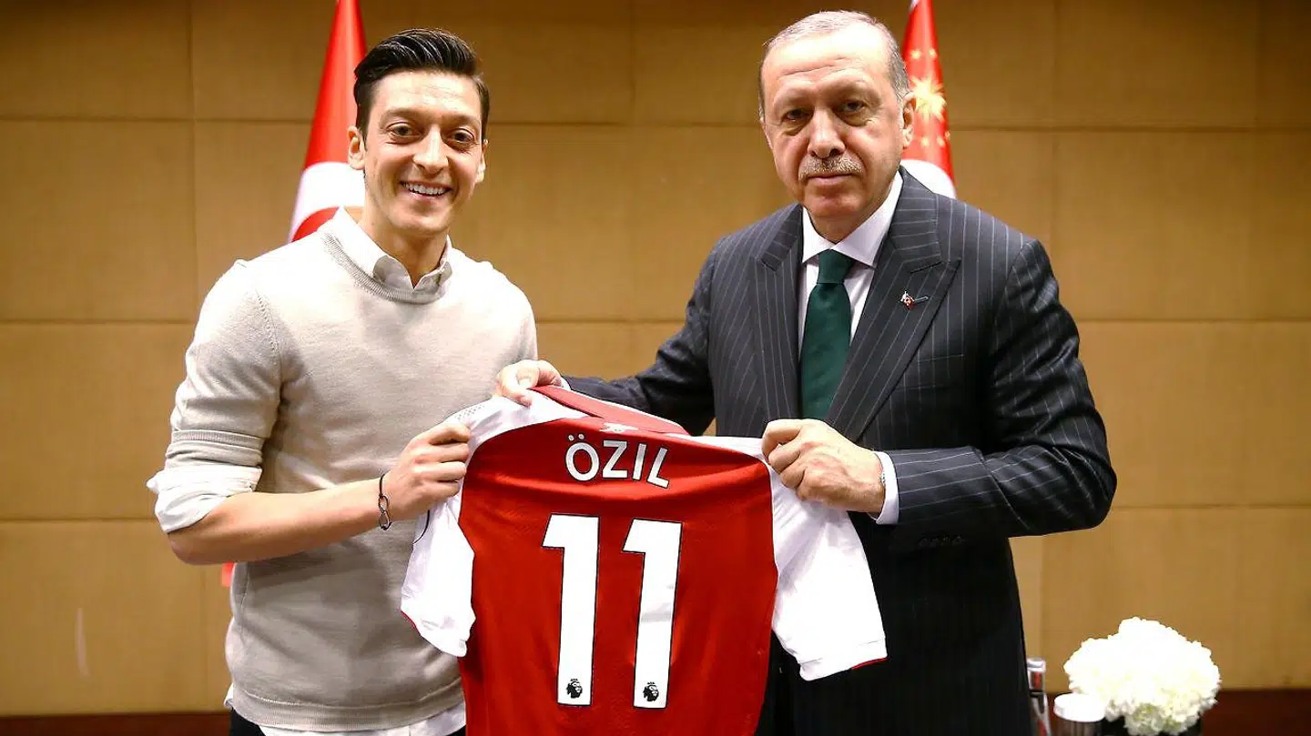 Tyrkiets præsident, Recep Tayyip Erdogan, forsvarer den tyske fodboldspiller Mesut Özil.