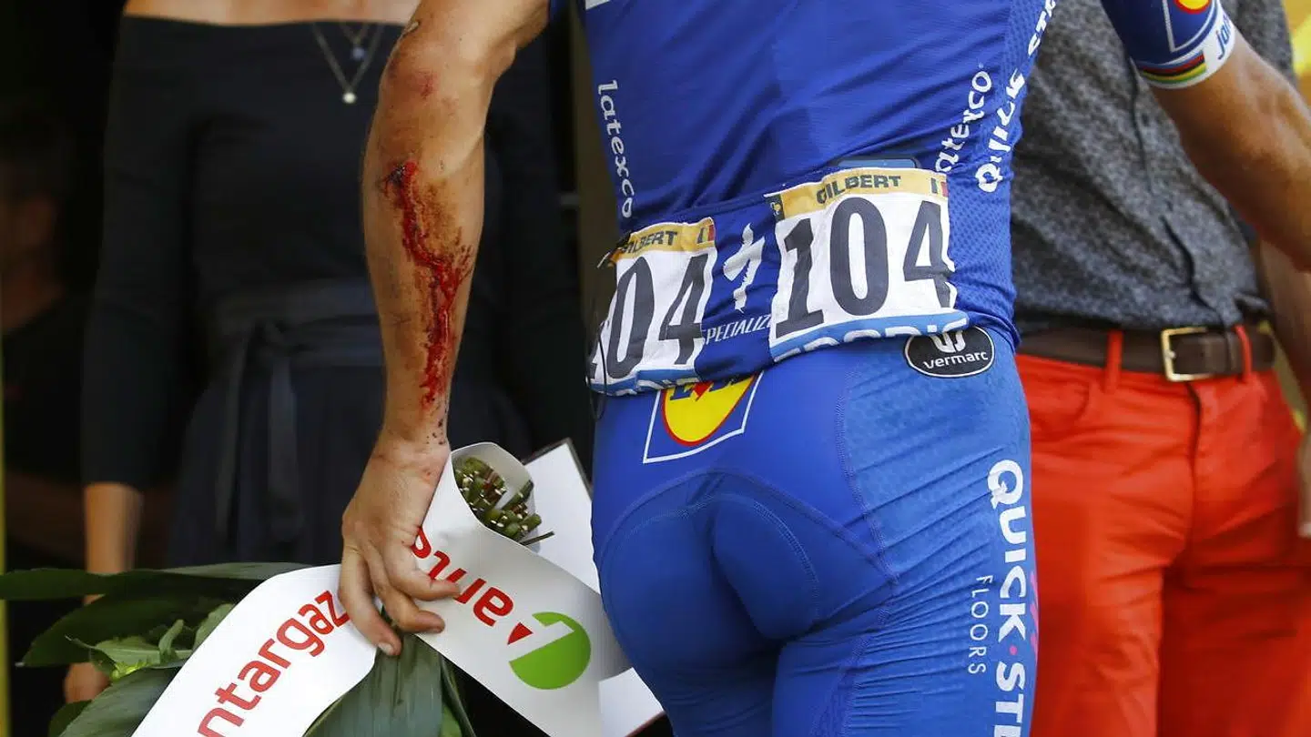 Philippe Gilbert slog også sin arm i det voldsomme styrt.