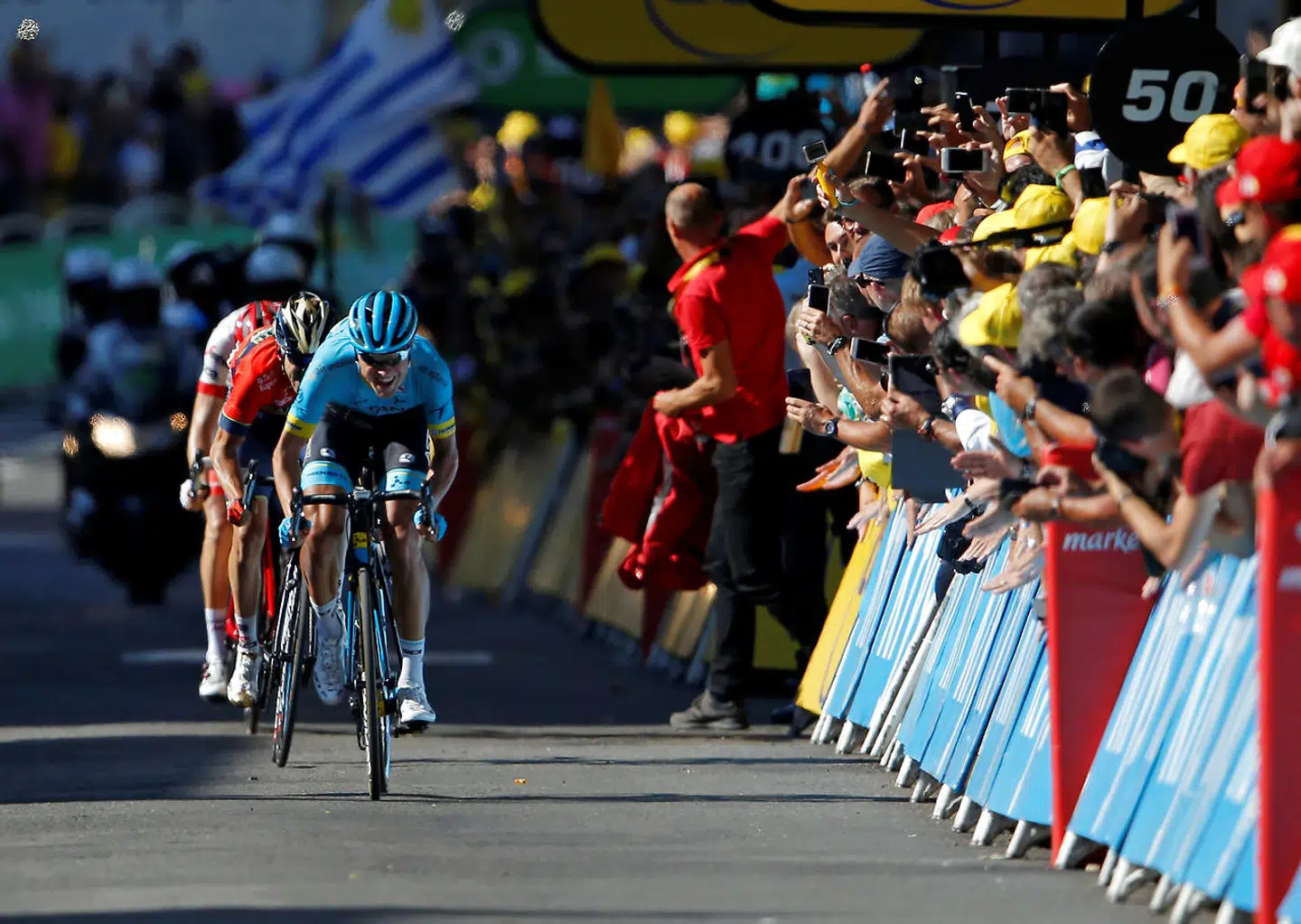 Magnus Cort sprinter fra Jon Izagirre og Bauke Mollema.