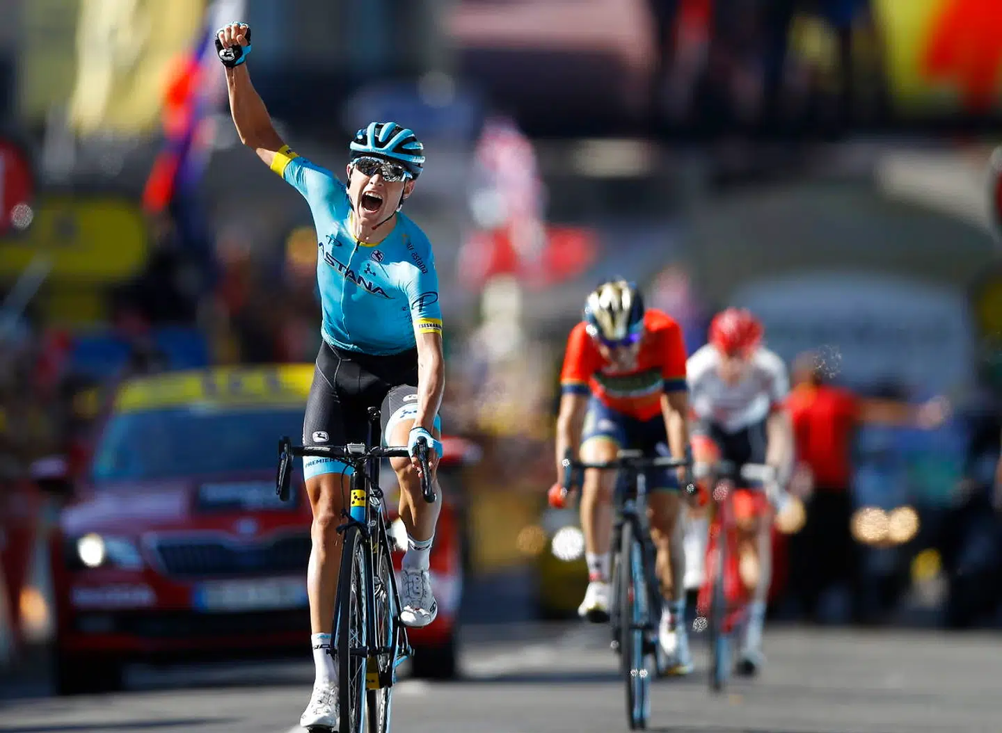 Magnus Cort kommer jublende over målstregen med Jon Izagirre og Bauke Mollema.