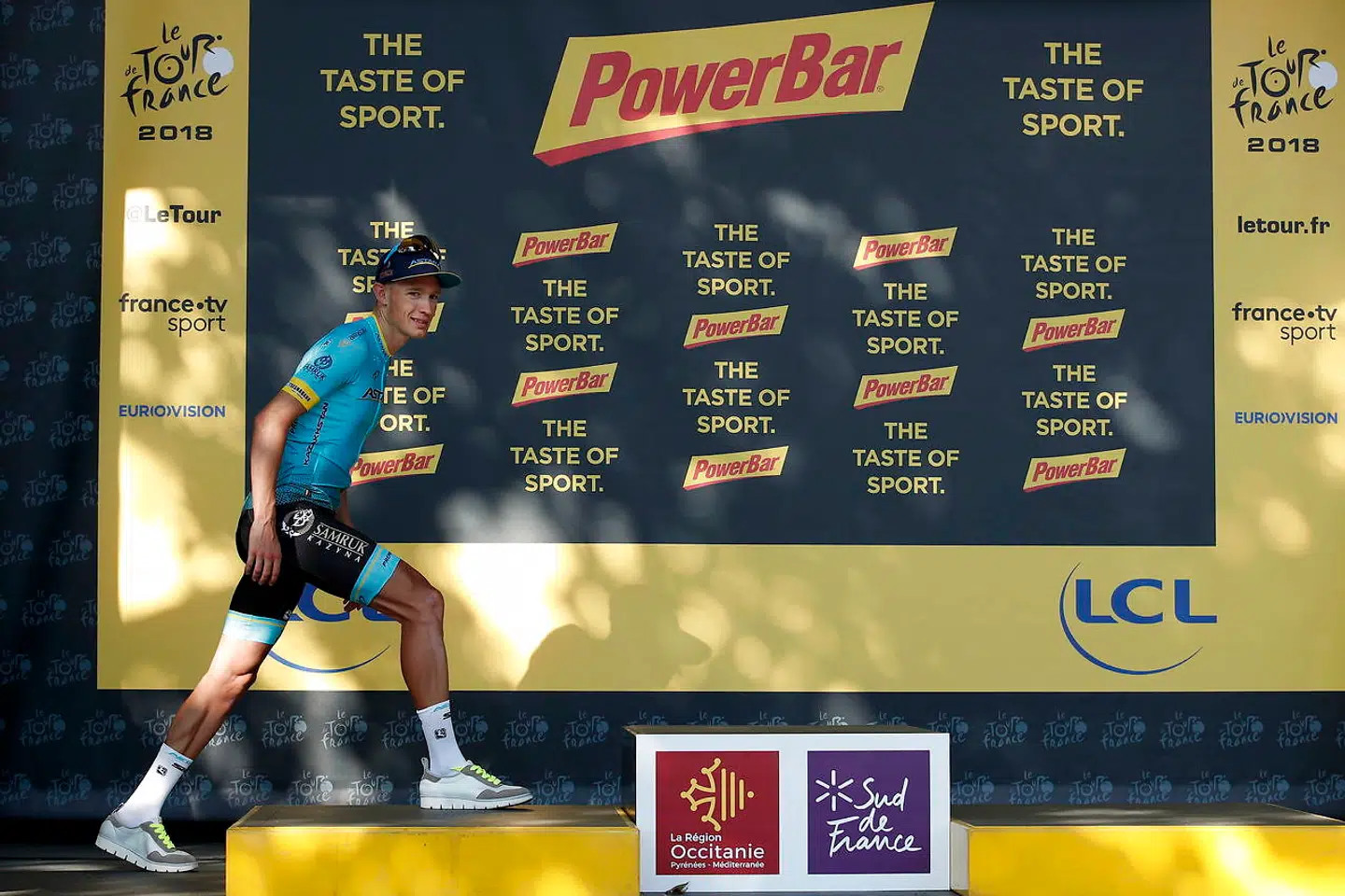 Magnus Cort tager et kig ud over publikum i Carcassonne efter sin sejr.