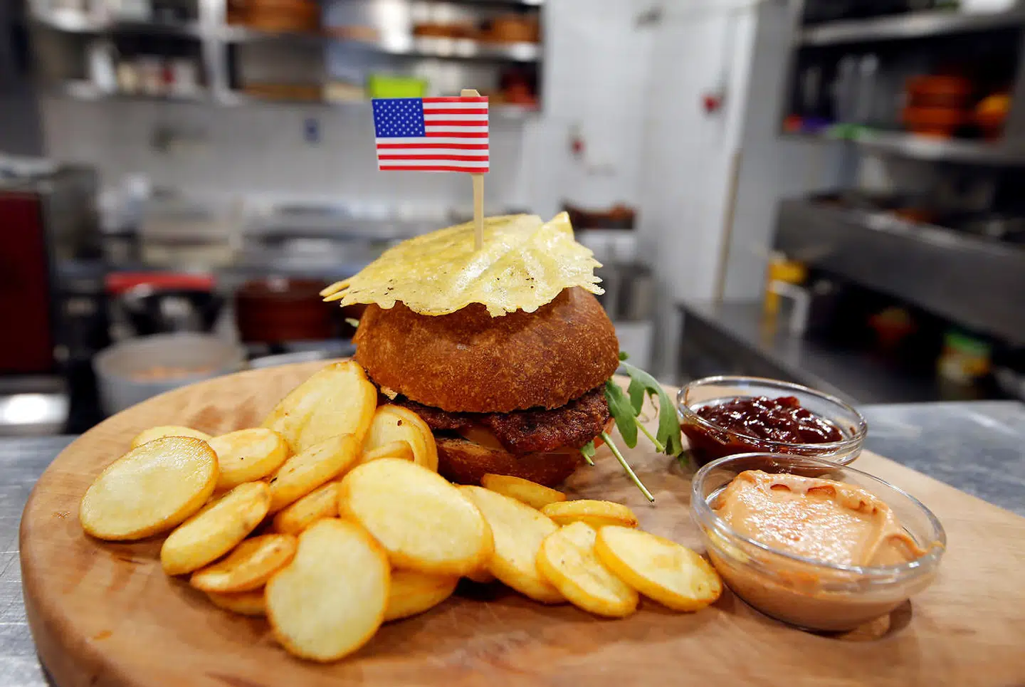 I byen Sevnica kan du købe en burger, der skal forestille Donald Trump.