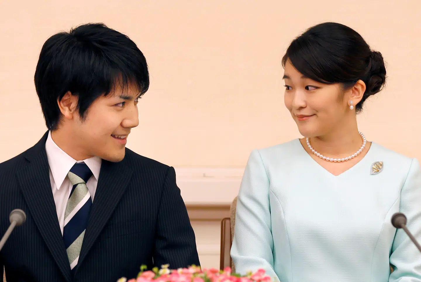 Den japanske prinsesse Mako ses her ved siden af sin forlovede Kei Komuro. Det skabte store overskrifter, da de to blev forlovede, fordi Kei Komuro ikke er adelig. Det betyder, at prinsesse Mako er nødt til at frasige sig sin titel og forlade den japanske kejserfamilie for at gifte sig med Kei Komuro.