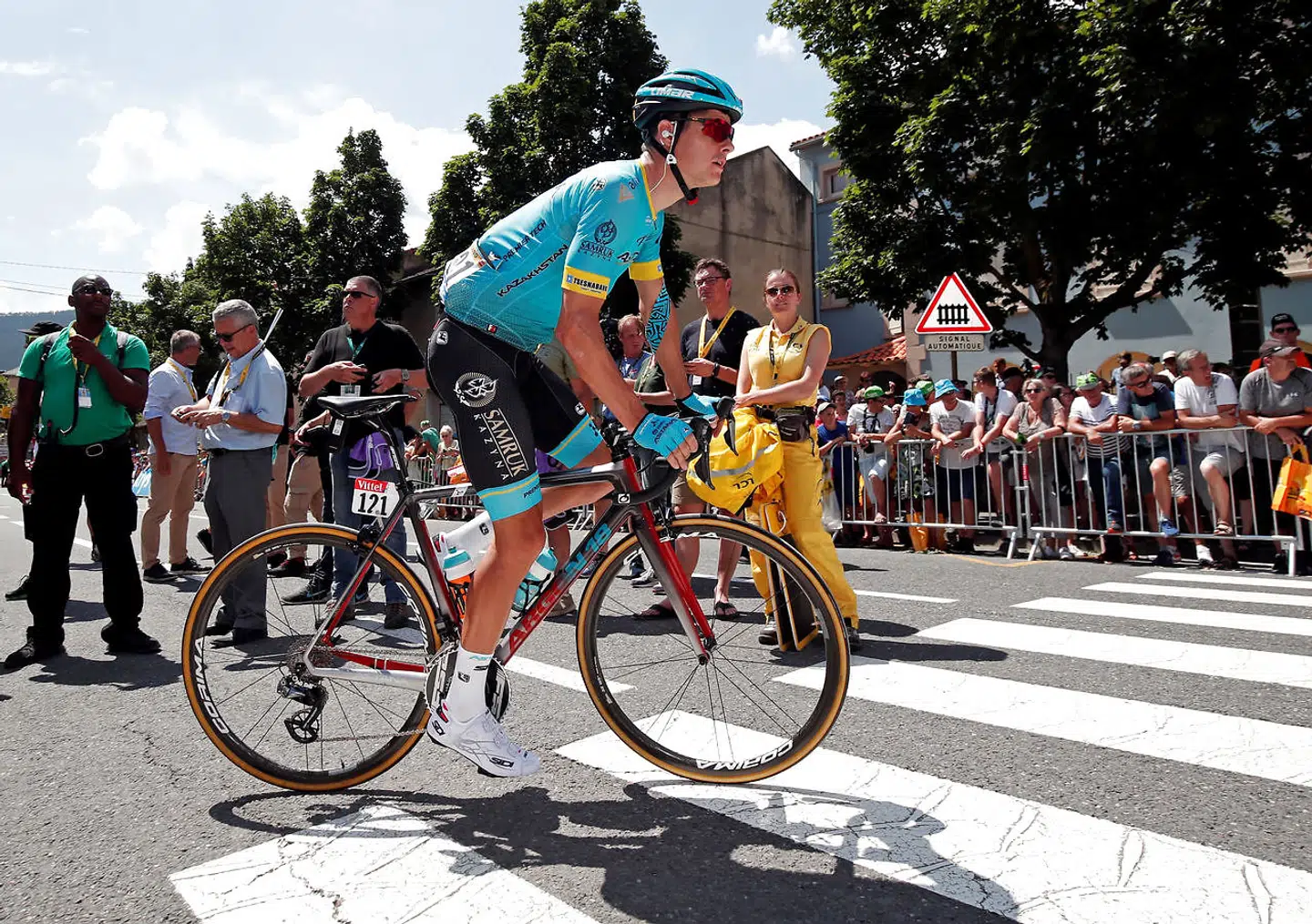 Jakob Fuglsang i startbyen Millau, inden turen gik til Carcassonne, hvor holdkammeraten Magnus Cort vandt.