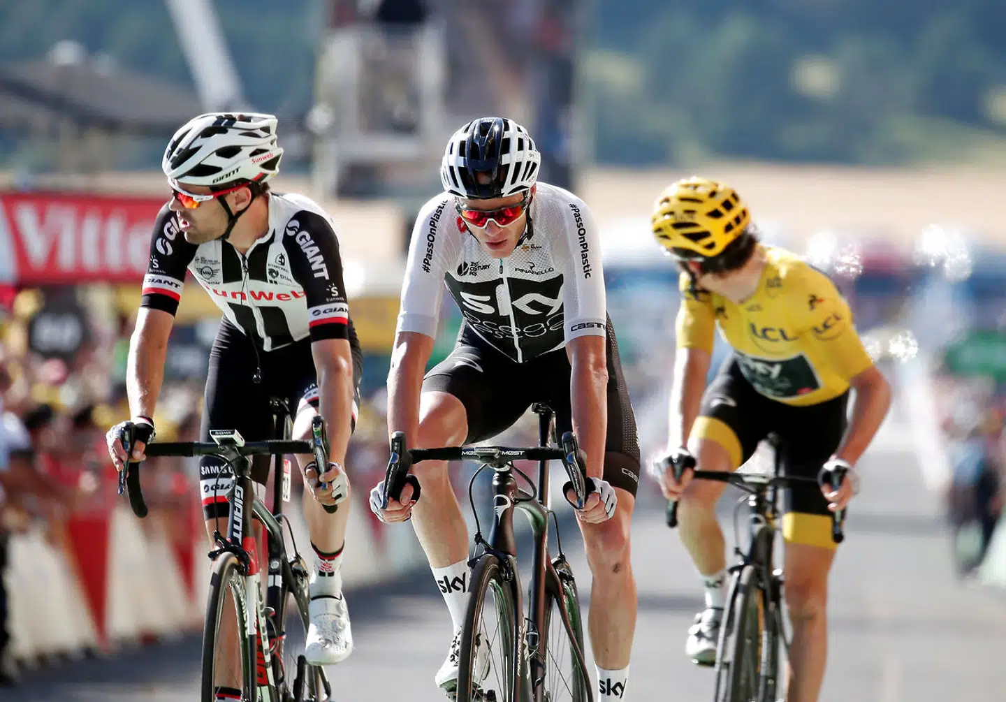 Chris Froome blev angrebet med flydende væske på 14. etape, men kom alligevel i mål med de andre favoritter - Tom Dumoulin (tv) og Geraint Thomas (th)