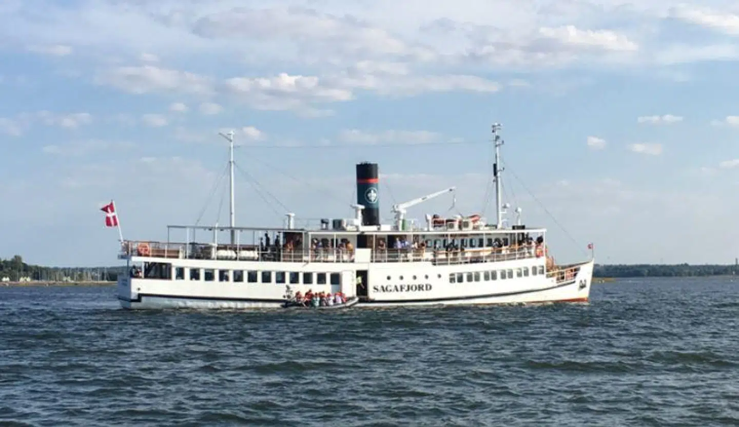 Her ses redningsbådene, som er igang med at evakuere de 130 passagerer fra restaurantskibet.