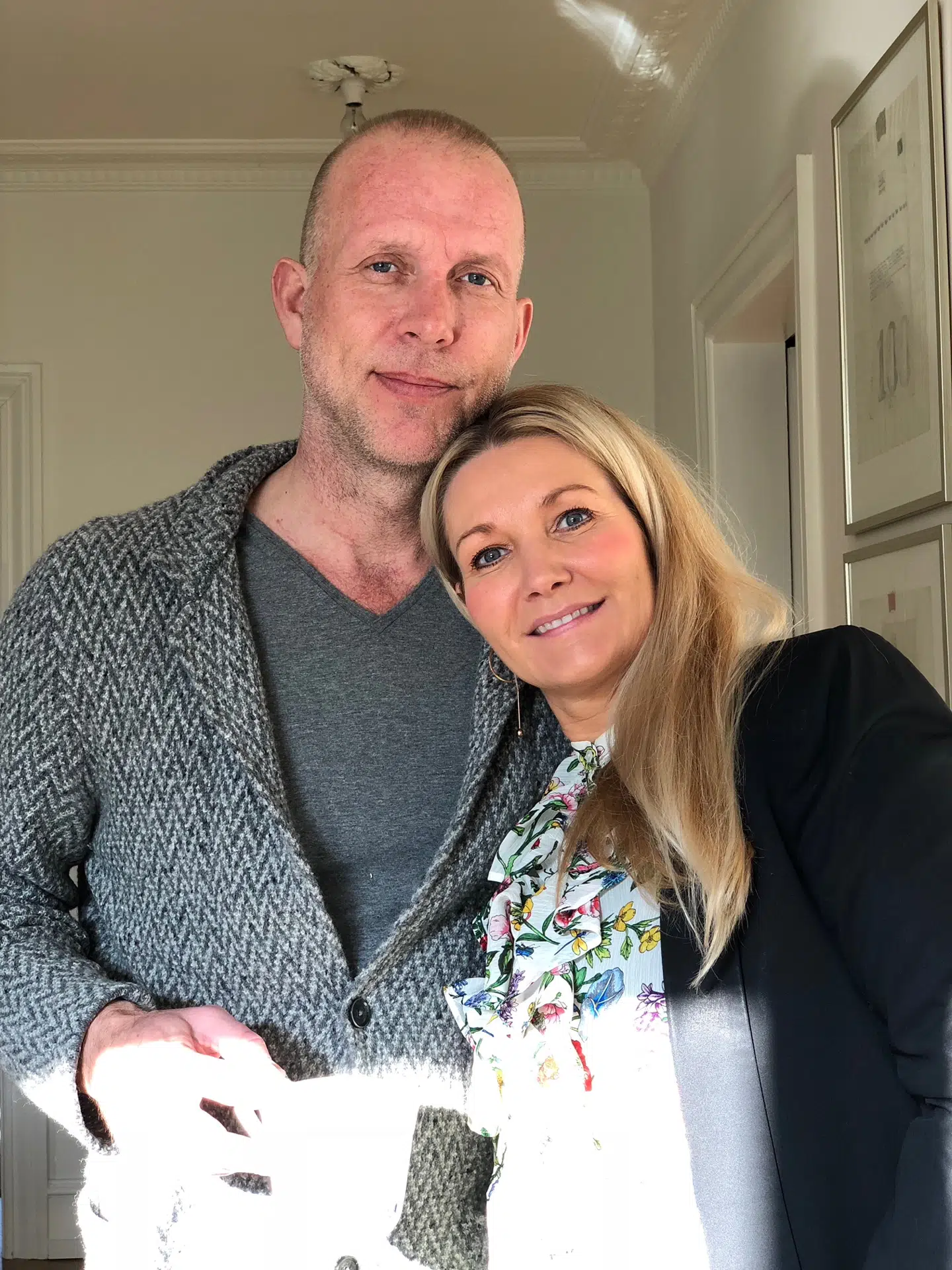 Mikhael Melander Schwartz og Cristina Vising har boet på Fuglebakken 64 i 16 år. I tre måneder udspillede nogle lidt anderledes scener sig i deres hjem, da Klovn-produktionen rykkede ind og filmede en sæson.