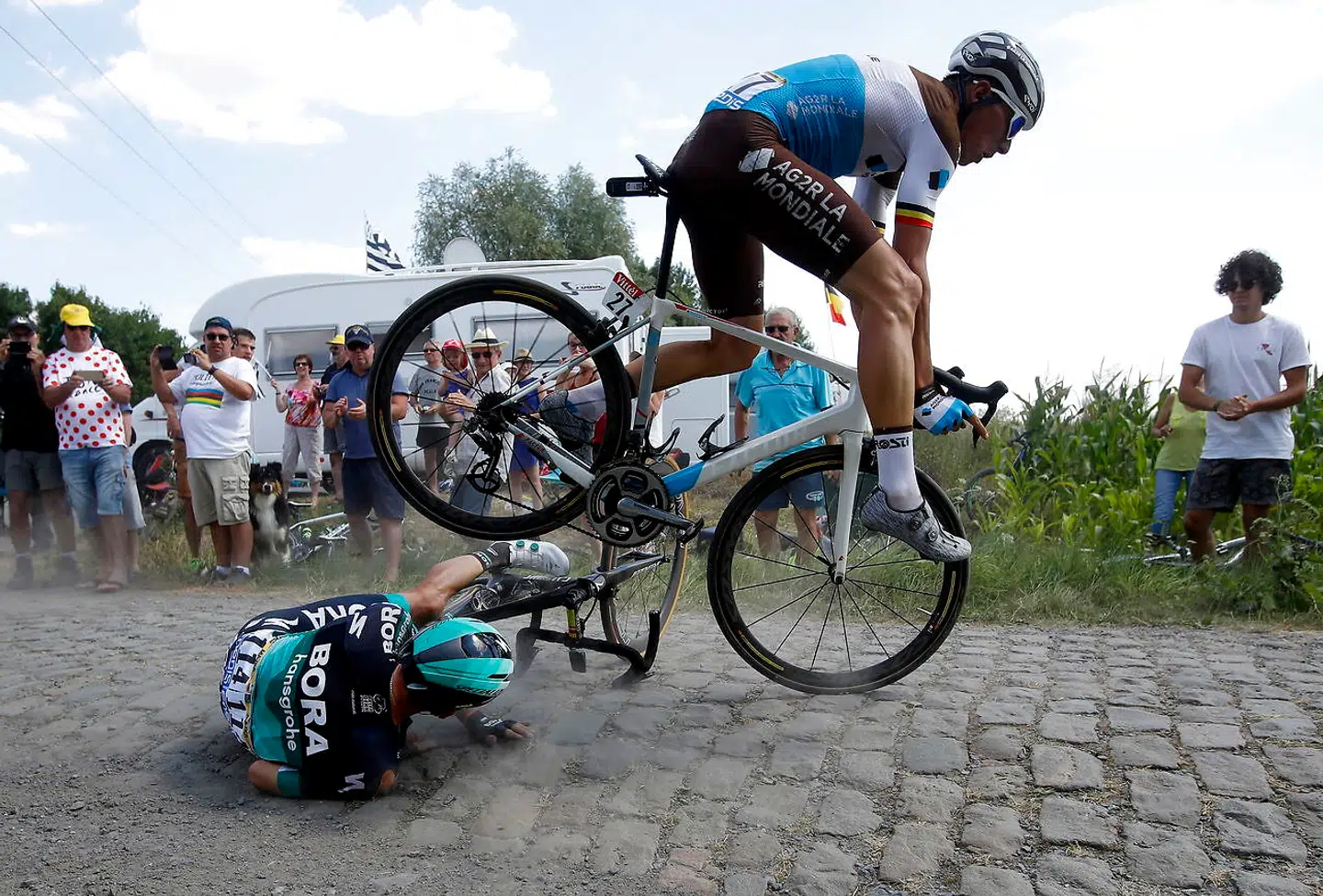 Rafal Majka fra Bora Hansgrohe og Olivier Naesen fra AG2R La Mondiale styrter på niende etape af årets Tour.