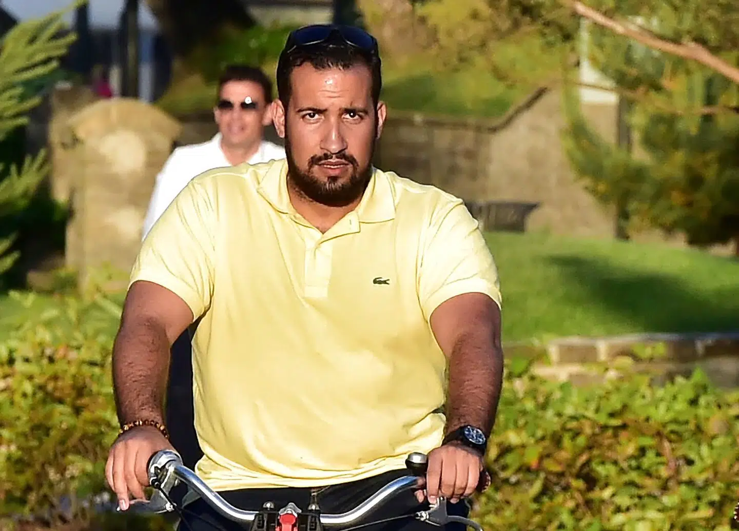 Alexandre Benalla ses her på cykel i forbindelse med et besøg i Le Touquet i det nordlige Frankrig sidste år. Nu er han centrum for en politisk skandale.