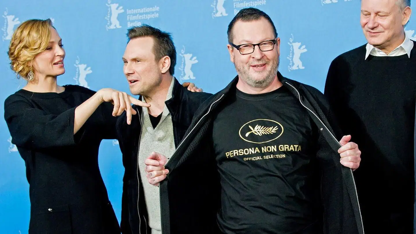 Den danske instruktør Lars von Trier i midten med Stellan Skarsgård ved sin venstre side. Her er de ved Berlin Filmfestival i 2014.