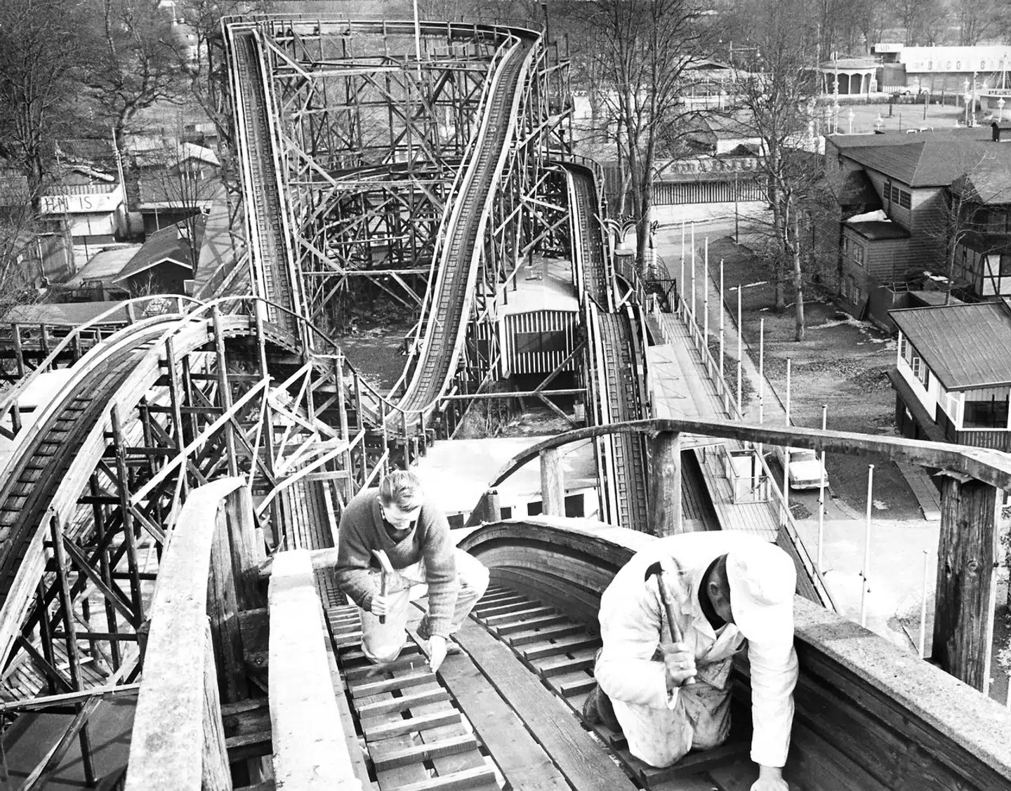 Gøgl og folkeliv på Dyrehavsbakken. Her er den populære rutsjebane i træ fra 1932.