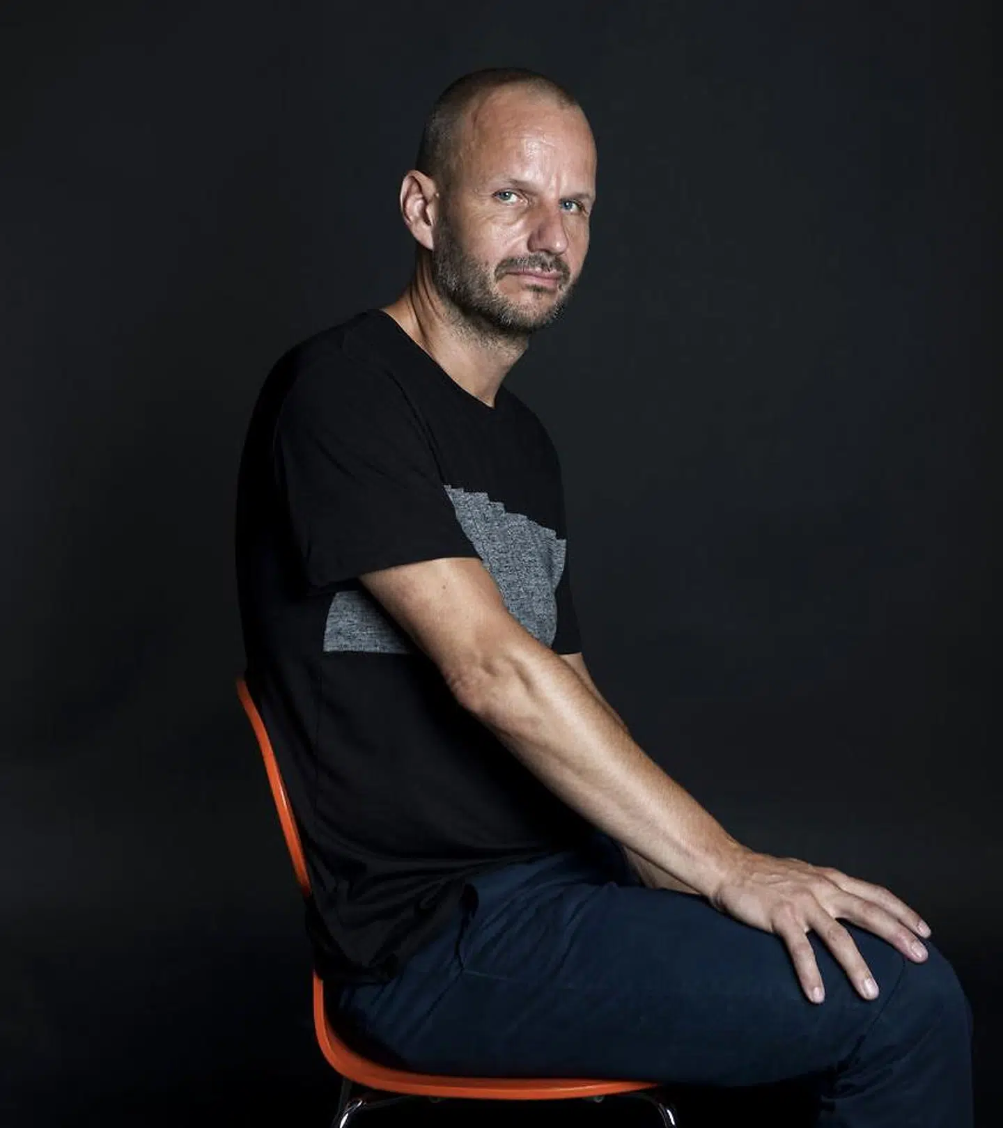 Kunstneren Jakob Jakobsen, der har lavet et kunstværk bestående af en masse A4-ark, der hver især annoncerer forskellige danske politikeres død. Eksempelvis "Lars Løkke Rasmussen er død."