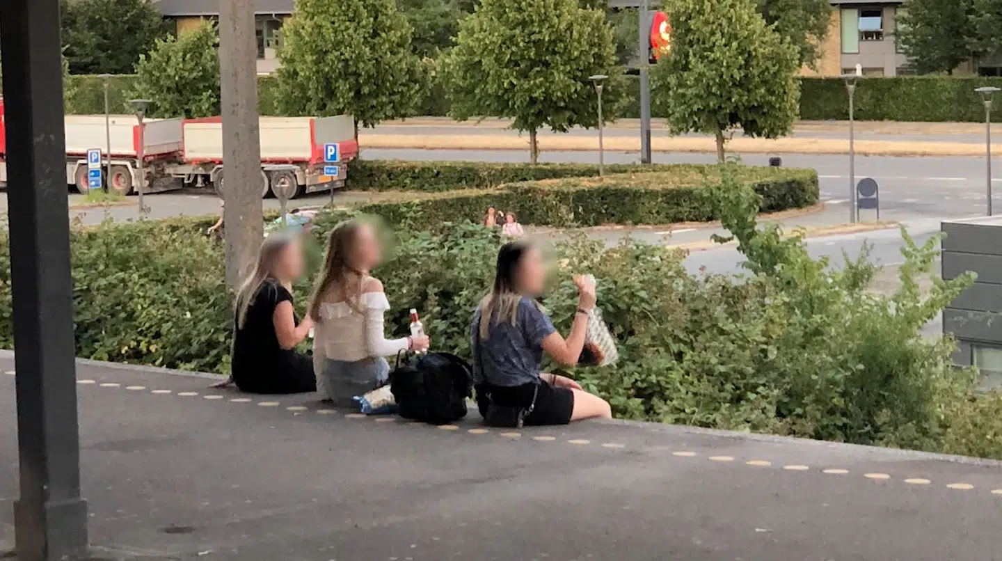 Tre piger hænger ud på Friheden Station.