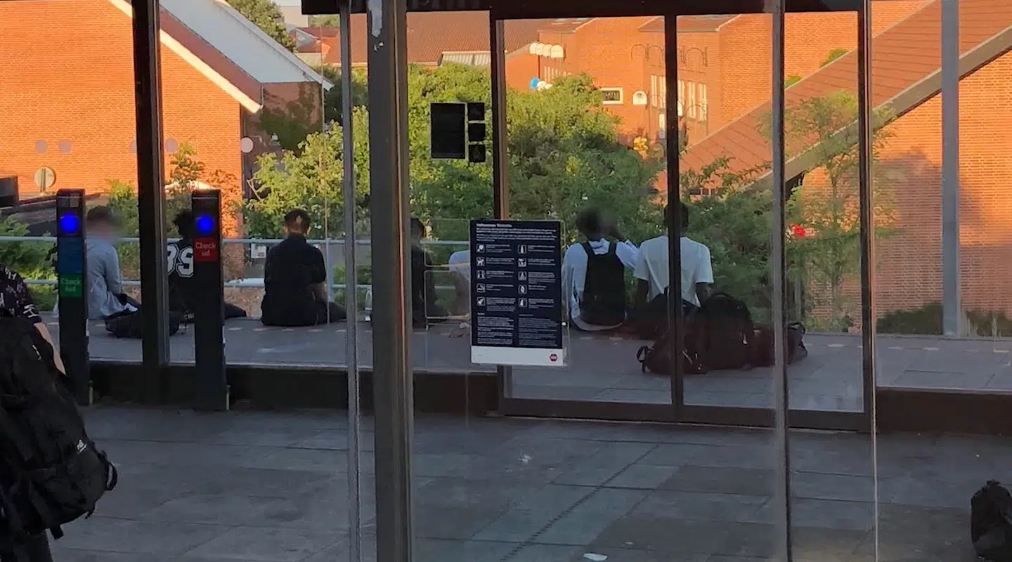 En flok fyre hænger ud på Solrød Station.