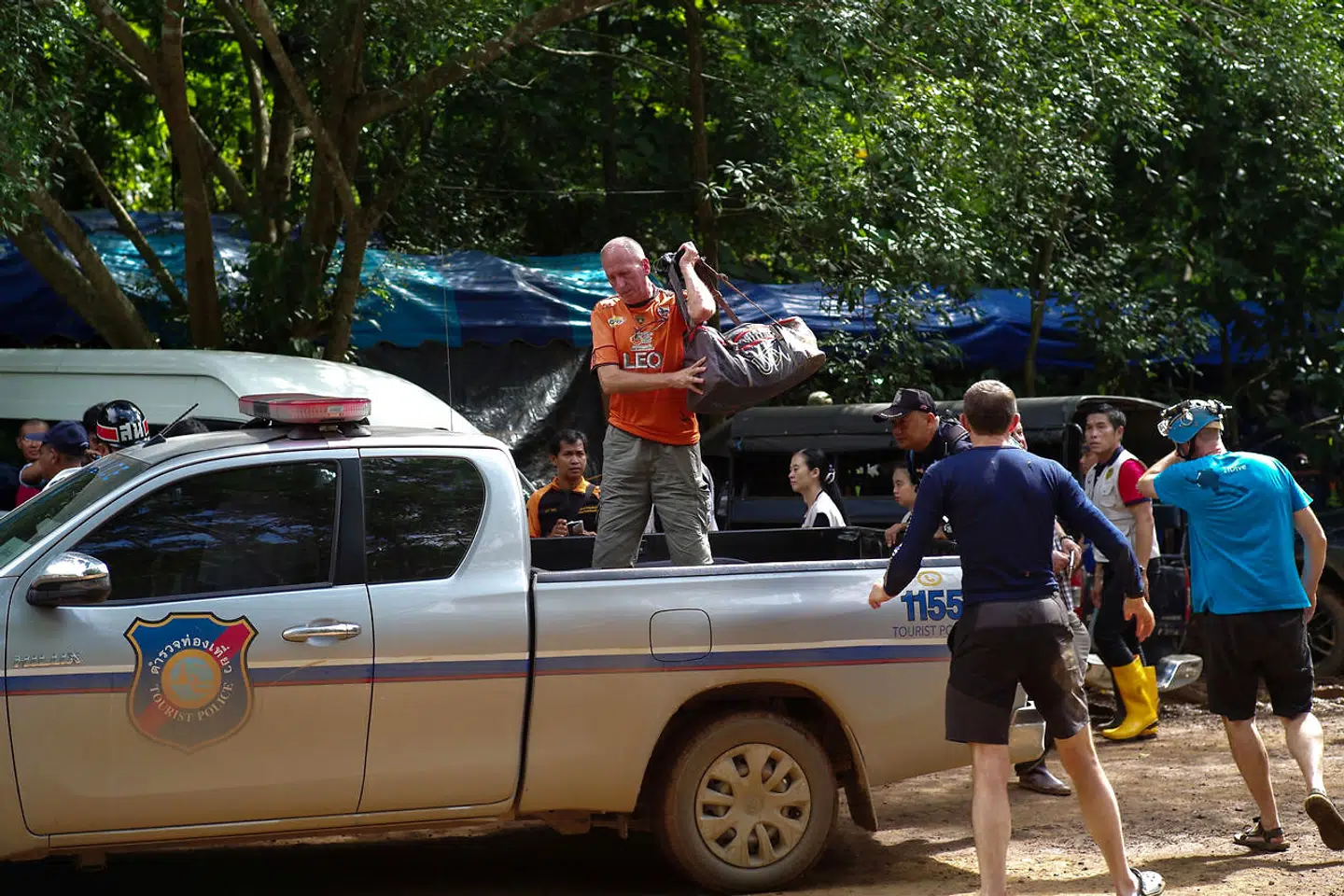 ARKIVFOTO af den britiske grottedykker Vernon Unsworth (i midten) under redningsaktionen i Thailand.