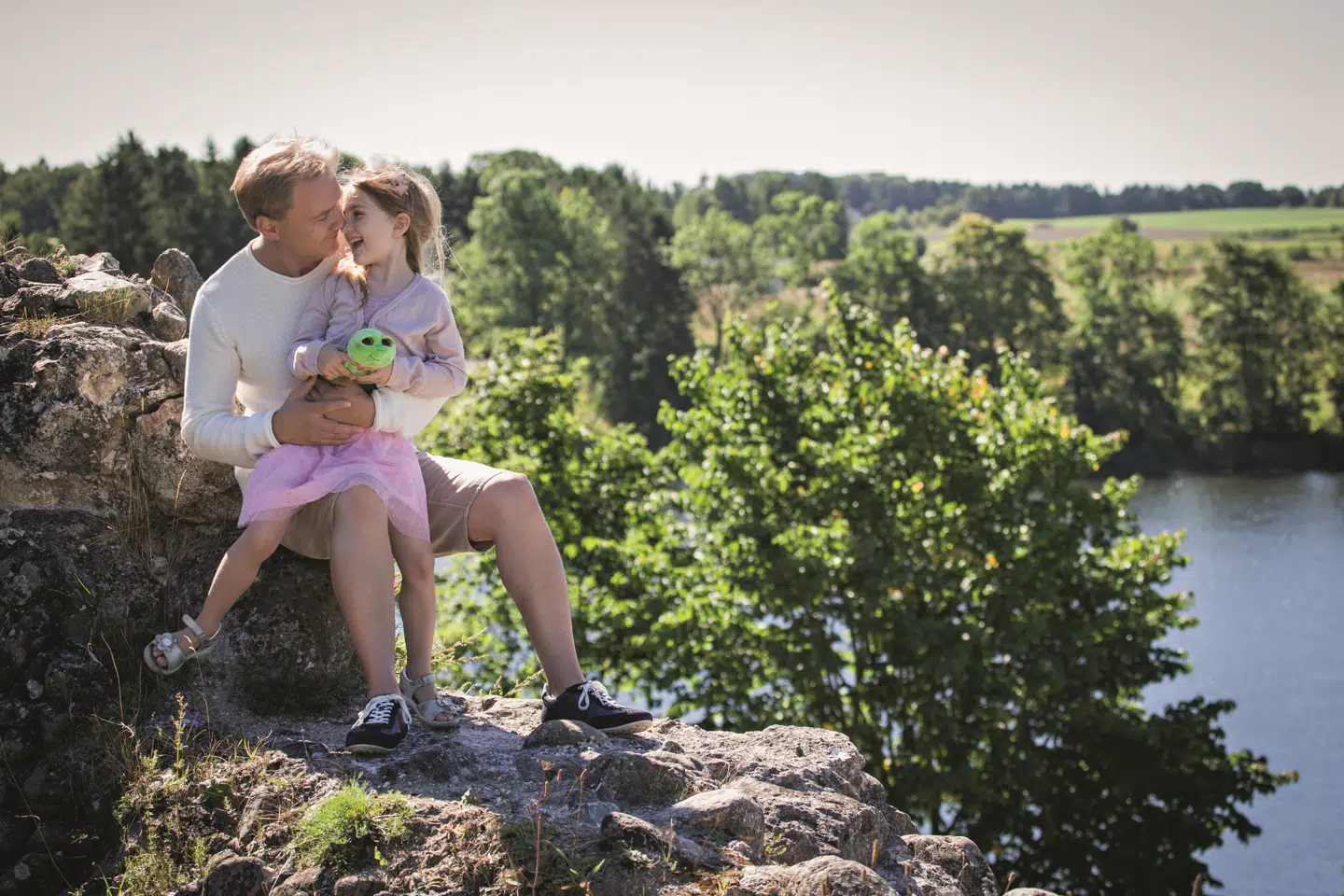 Ligesom hos andre børn er iPaden også det første, Merle spørger efter om morgenen. Alligevel lykkes det Peter Qvortrup Geisling at lokke hende med ud at flyve med drage, fiske eller lytte til brumlebierne mellem blomsterne.