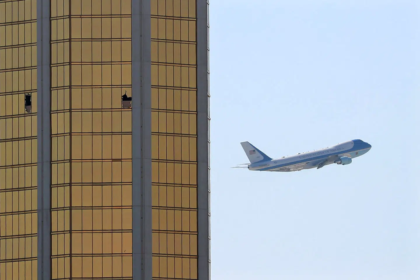 Den amerikanske præsidents fly 'Air Force One' letter fra Las Vegas bag hotellet Mandalay Bay, hvor Stephen Paddock skød mod menneskemængden af de to knuste ruder.