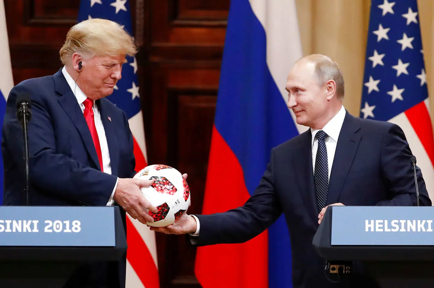 Topmøde i Helsinki: Donald Trump modtager en fodbold fra Vladimir Putin.