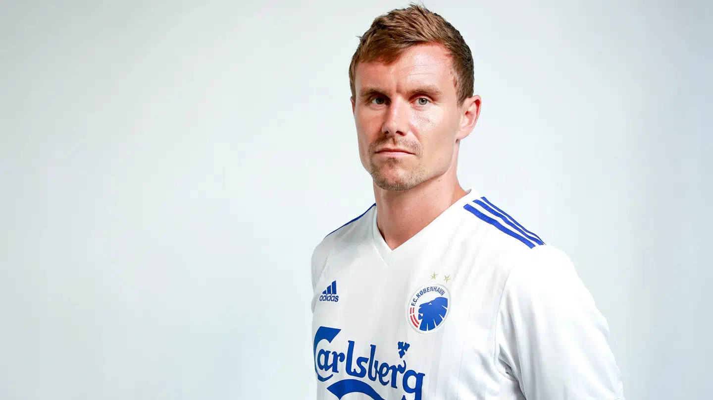 Andreas Bjelland i sin nye FCK-trøje med nummer 5 på ryggen.