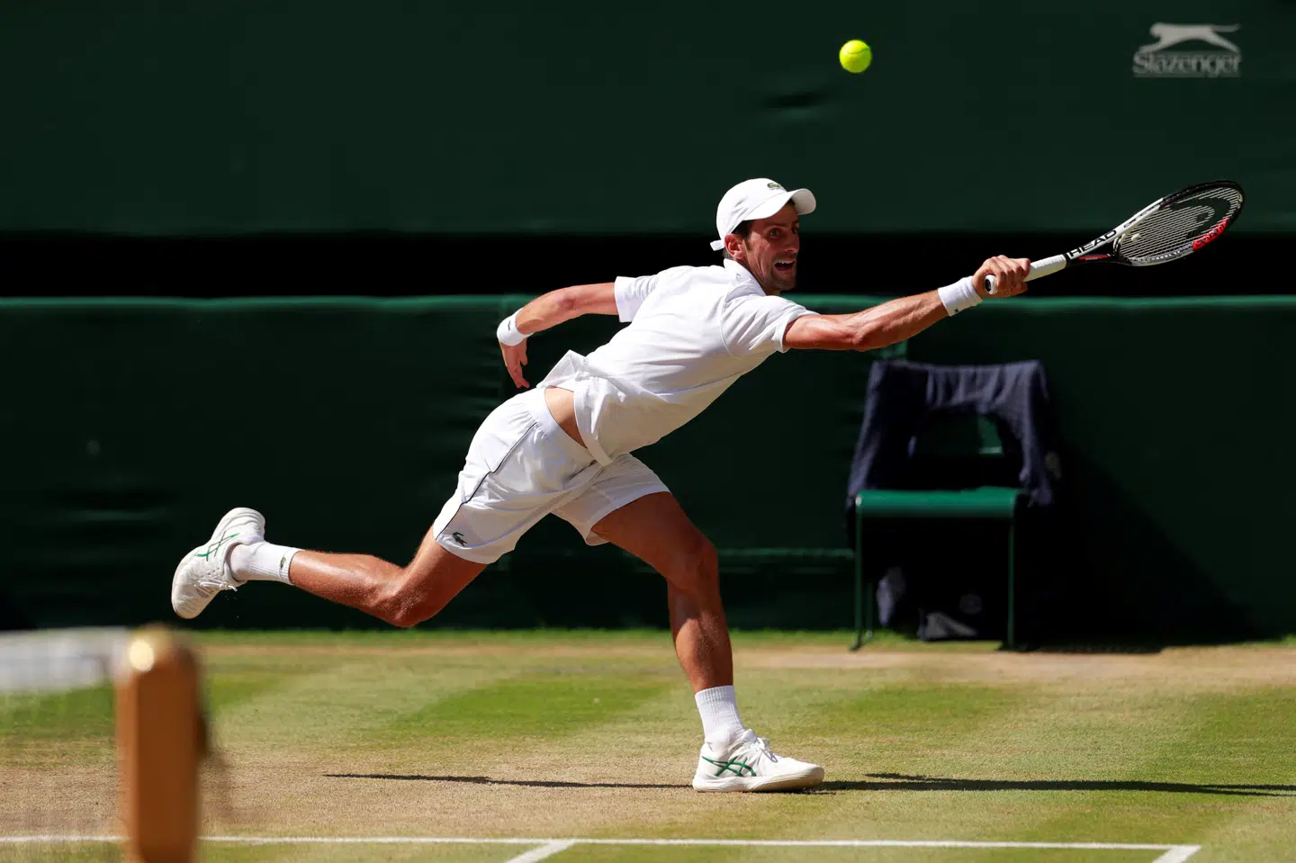 Novak Djokovic er tilbage på toppen. Serberen vandt søndagens Wimbledon-finale over sydafrikanske Kevin Anderson i tre sæt. Andrew Couldridge/Reuters