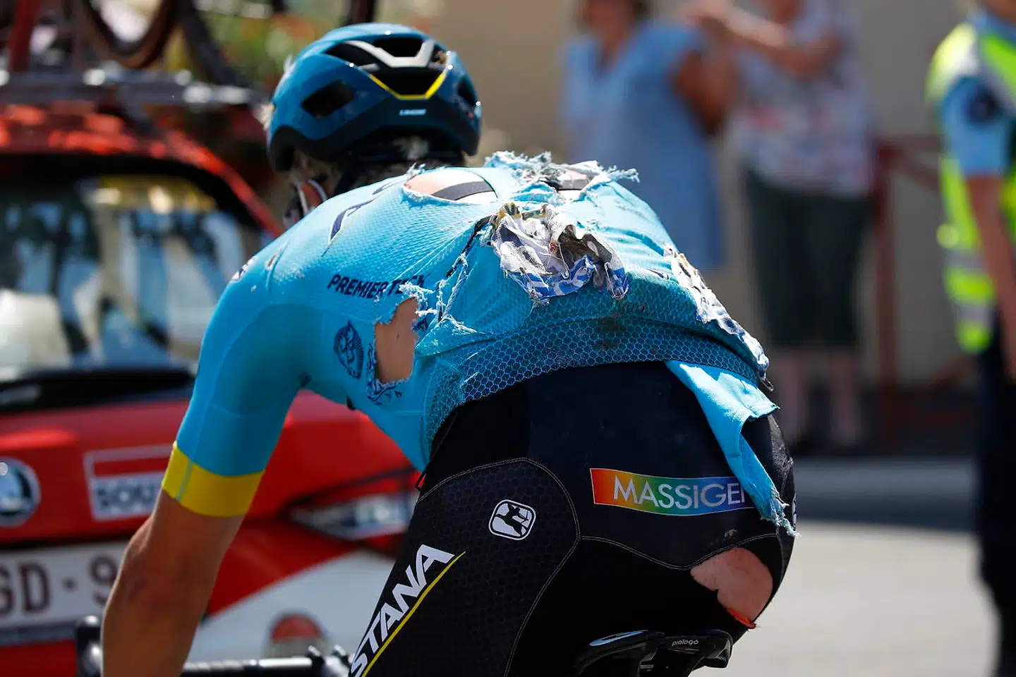 Michael Valgren måtte en tur i asfalten på den frygtede 9. etape af Tour de France. Han kunne heldigvis fortsætte i løbet, dog med en noget medtaget trikot.