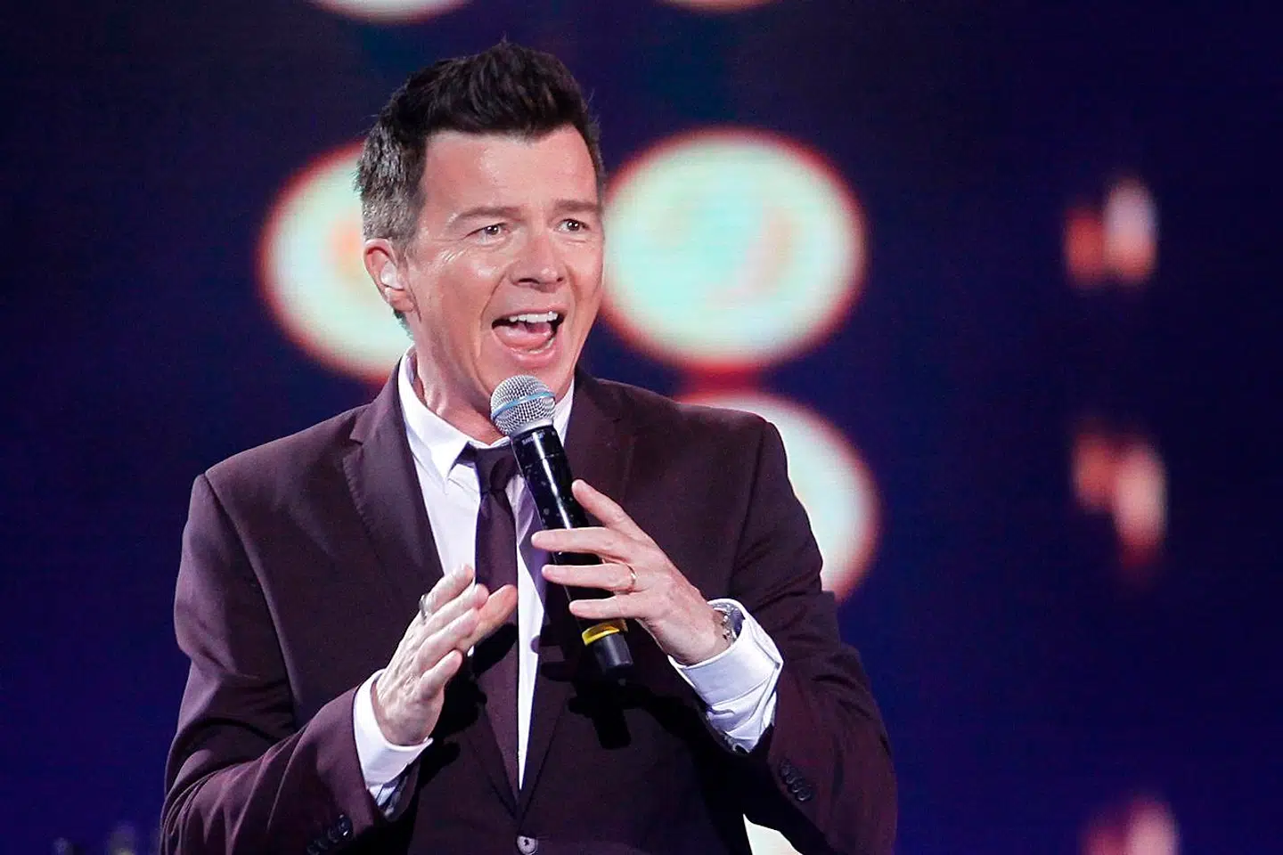 Rick Astley tjekker altid sine nye sange med konen, den danske filmproducent Lene Bausager.