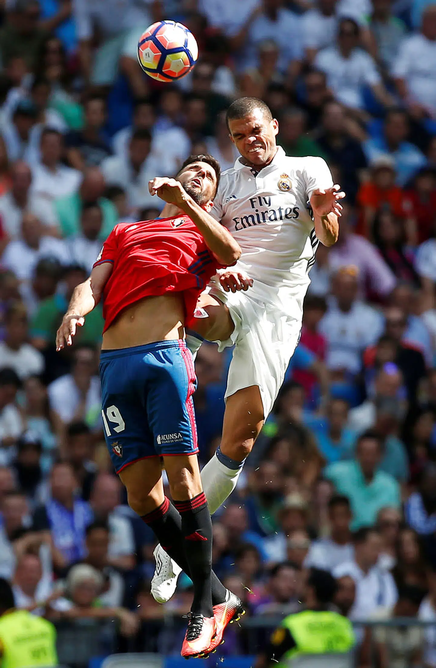 Kenan Kodro i kamp for Osasuna mod Real Madrid og Pepe i 2016.