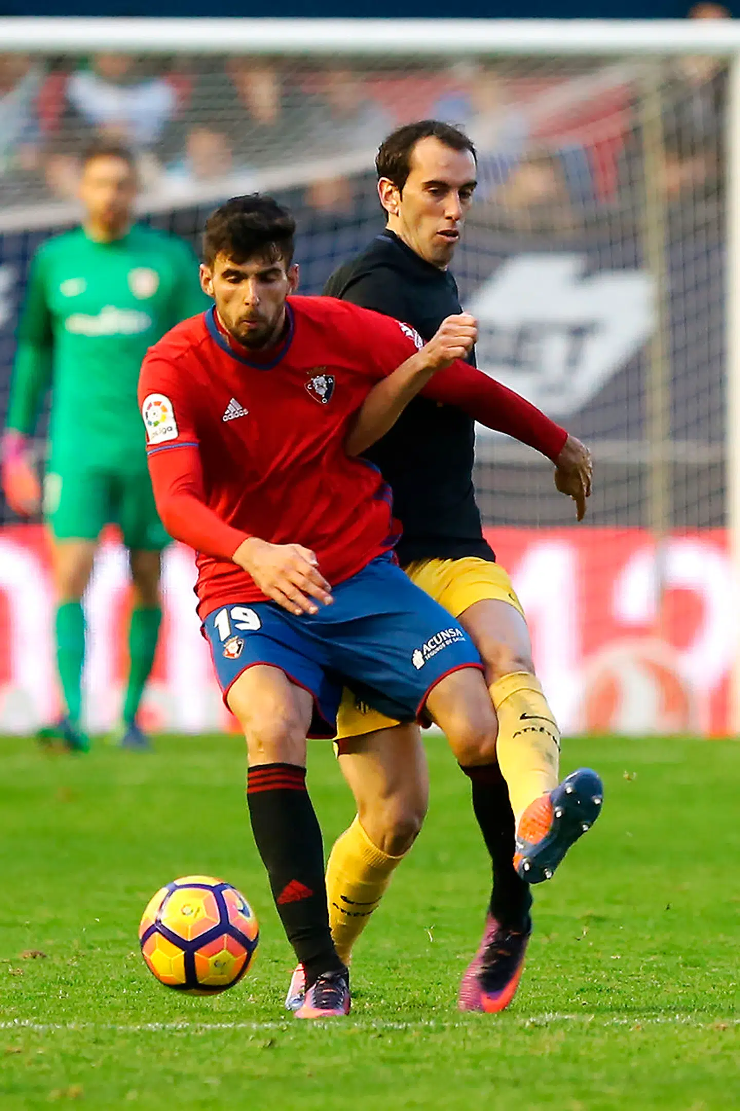 Kenan Kodro, da han som Osasuna-angriber stod over for Atletico Madrid og Diego Godin i november 2016.