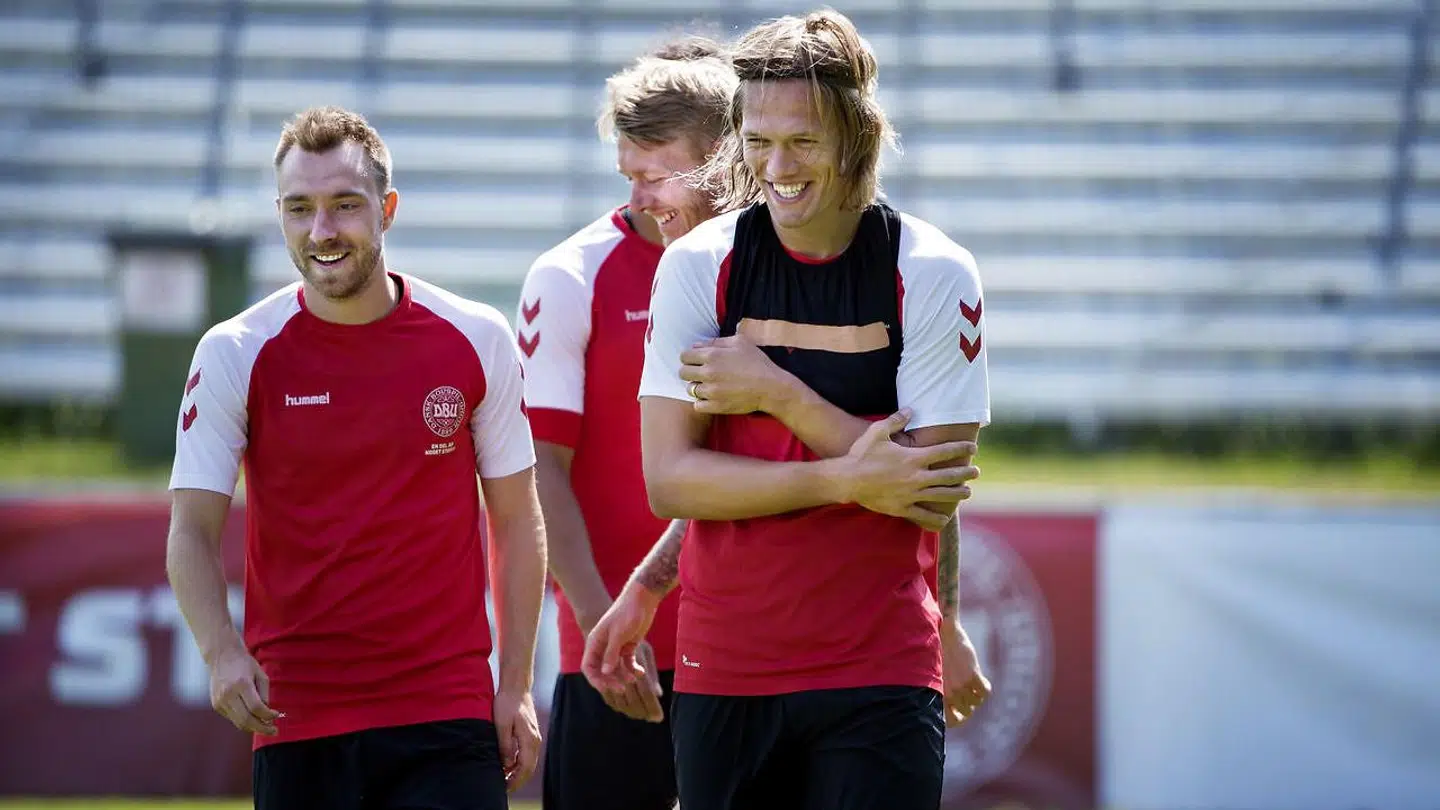 Jannik Vestergaard (th.) i landsholdslejren sammen med Christian Eriksen, som han nu skal spille overfor.