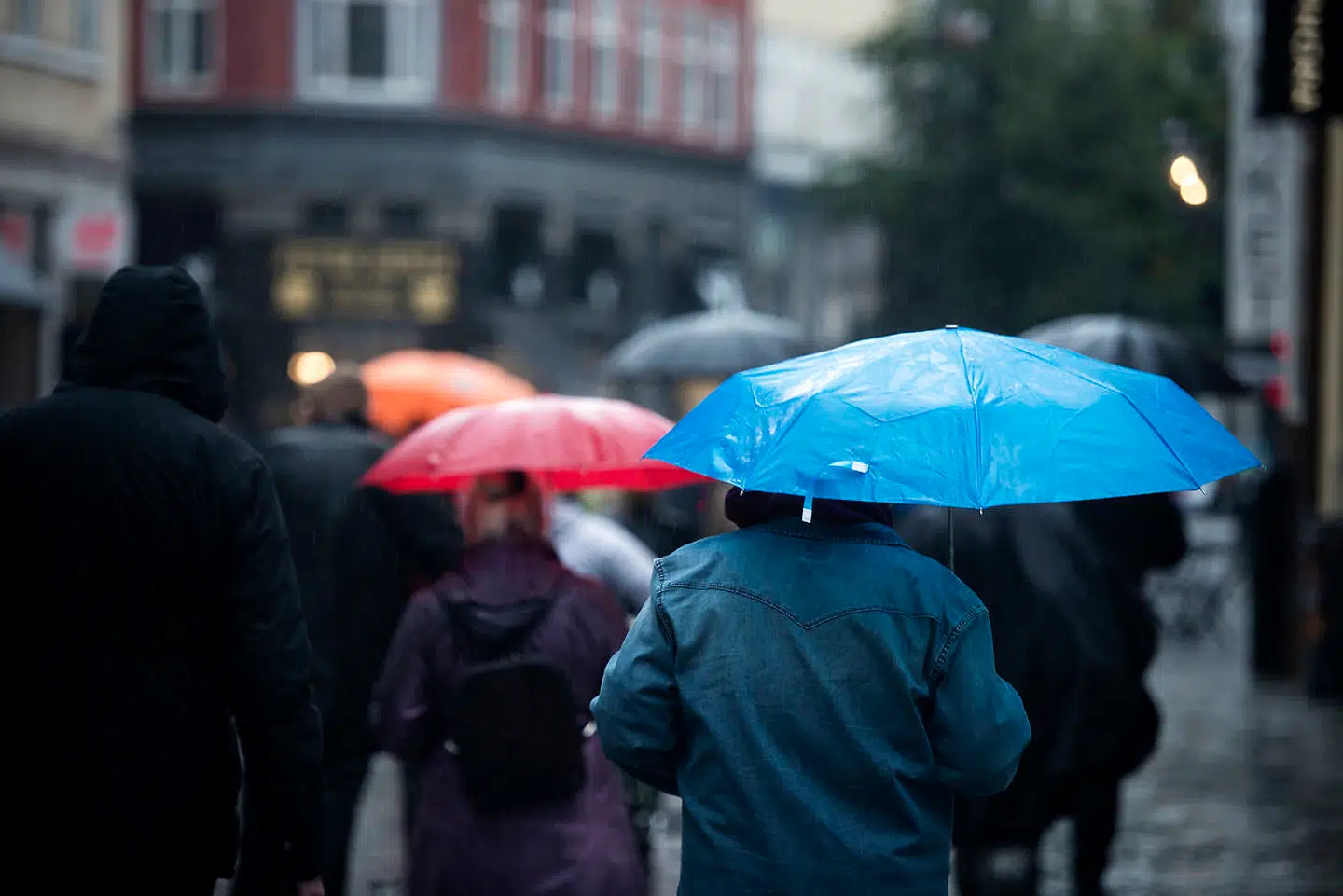 Ifølge DMI passerer regnen ind over Sjælland og Fyn, og ser ud til at gå i stå i Jylland.