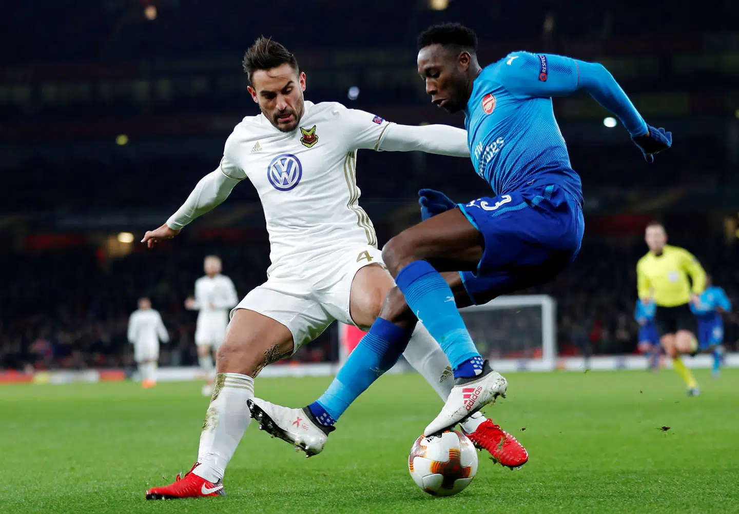 Sotirios Papagiannopoulos i kamp for Östersunds FK mod Arsenal og Danny Welbeck i Europa League i februar.