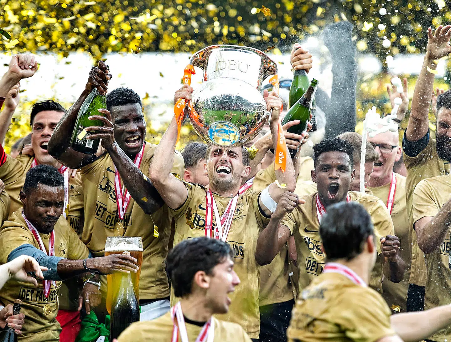 Guldmedaljer og pokal til FC Midtjylland-spillerne efter sidste kamp i sidste sæson.