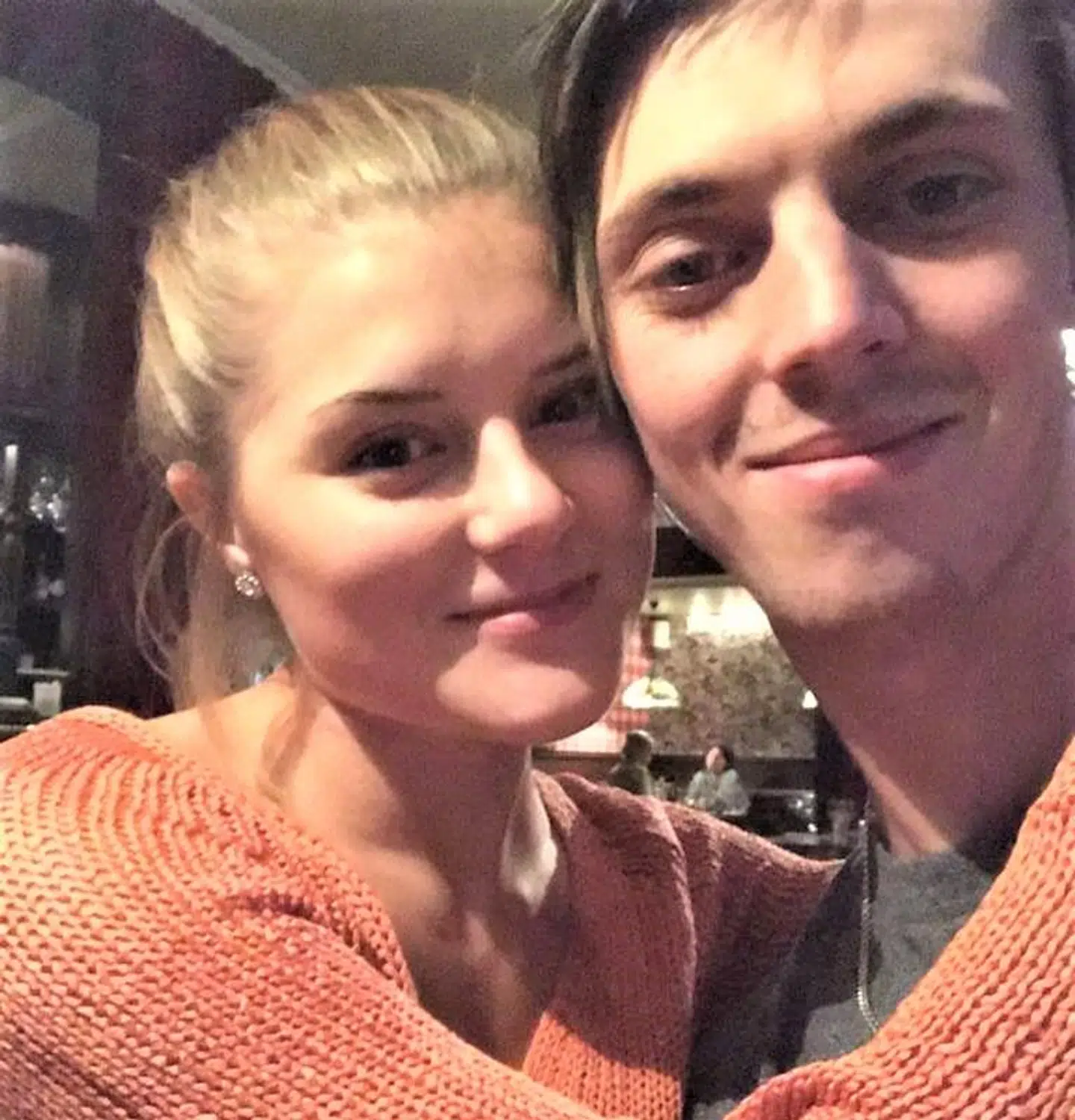 21-årige Angelica Henriksson bor sammen med sin 22-årige kæreste Christoffer Berström i Östergötland i sydsverige.