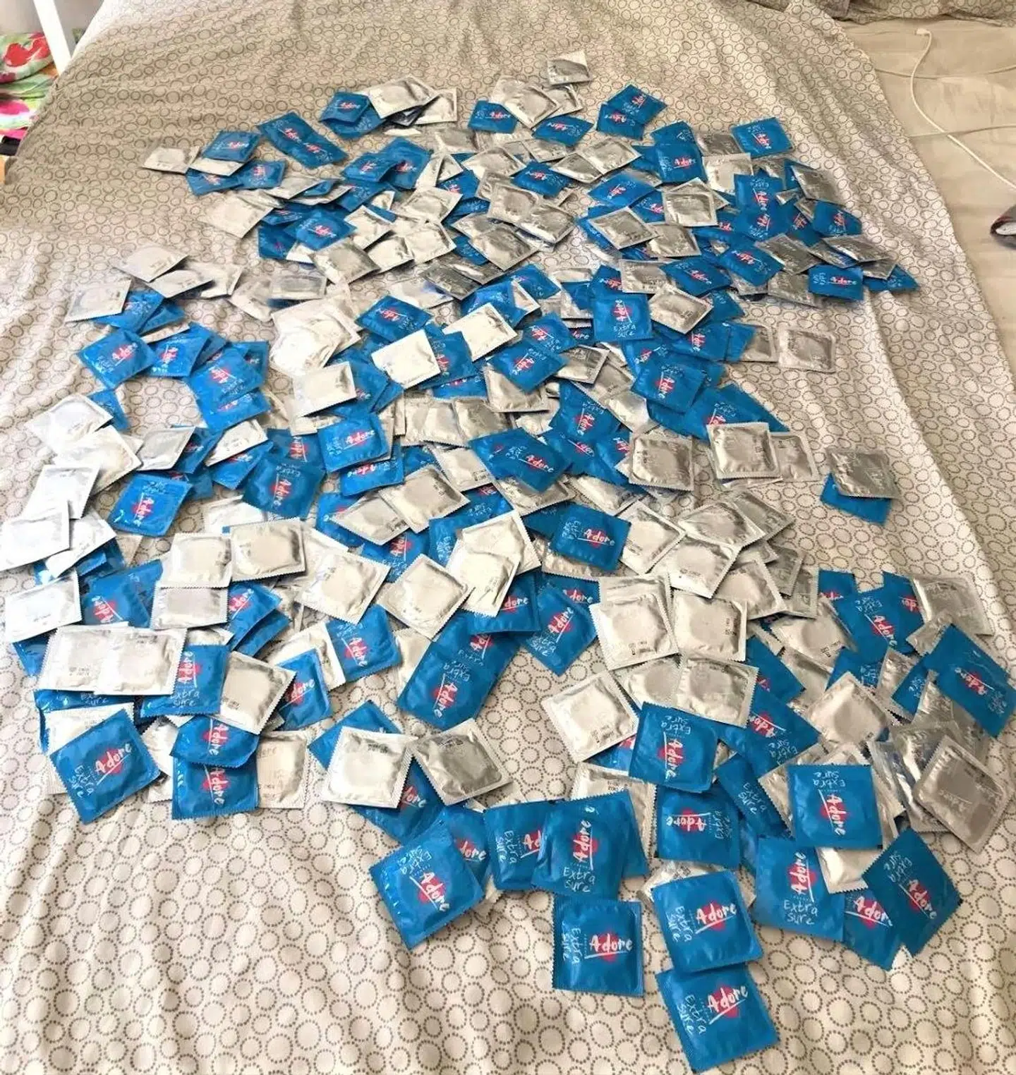 422 kondomer lå i postkassen, da Angelica Henriksson og hendes kæreste åbnede postkassen.