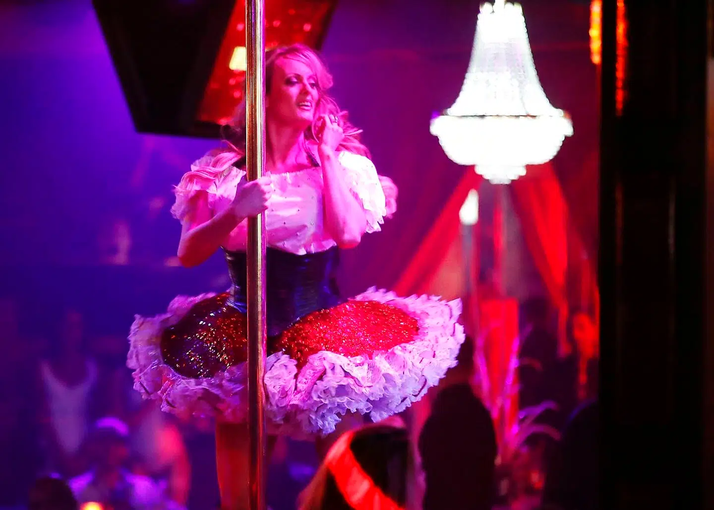 Stormy Daniels optræder på en stripklub.