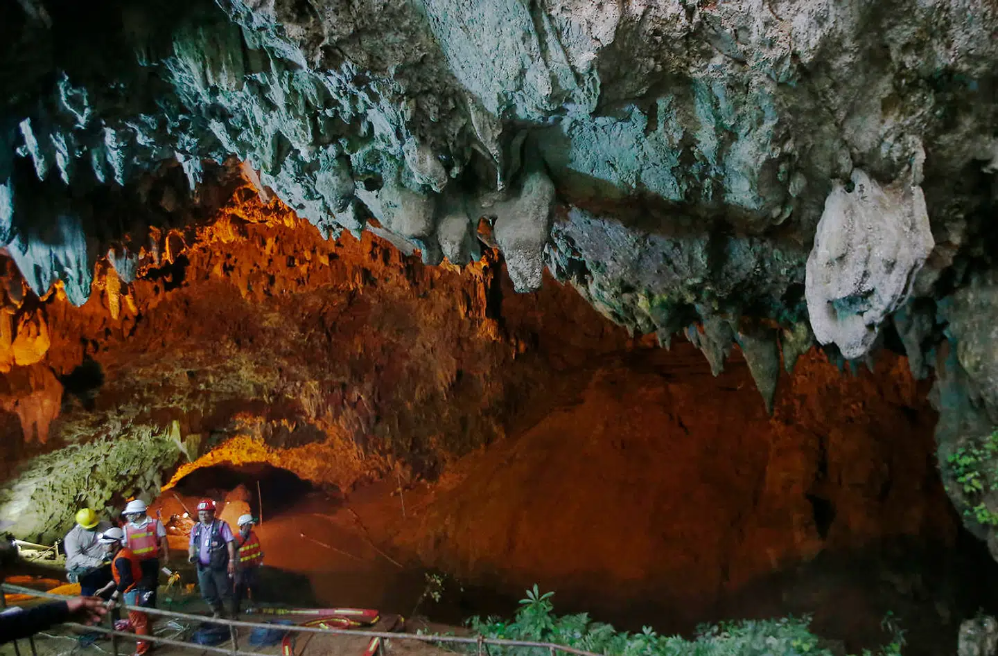 Billede inde fra grotten under redningsaktionen.