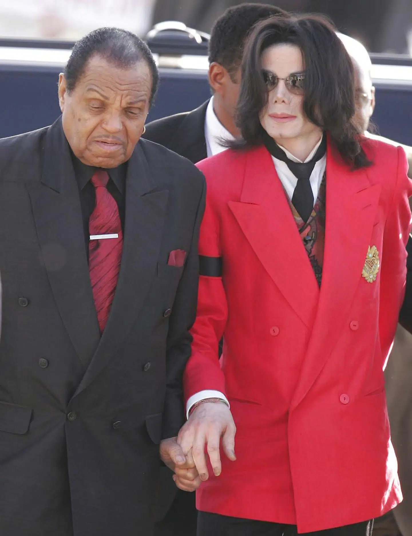 På trods af lægens anklager har Micheal Jacksons søn Prince tidligere været ude for at forsvare sin bedstefar. På en Instagram-video fortæller han, at Joe Jackson ikke har gjort noget galt. »I kan alle blive ved med at tale dårligt om ham og sige, at han mishandlede min far... Men han opdragede sine børn ordentligt, hvis ikke ville de have været bandemedlemmer eller døde,« siger Prince i videoen.