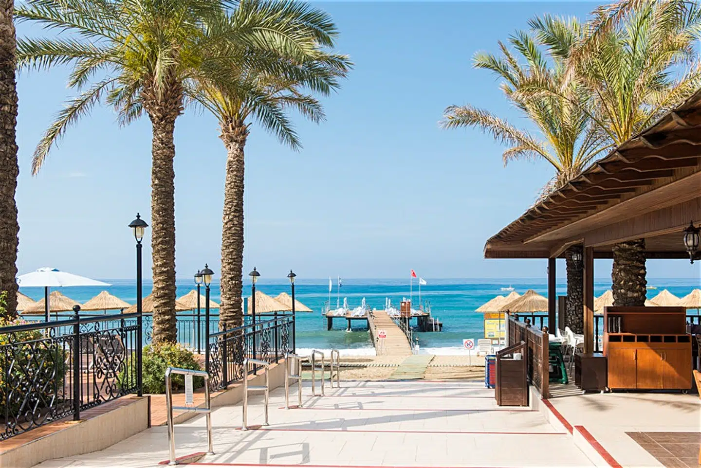 Club Dem Spa & Resort giver også, ud over mulig madforgiftning, kunderne direkte adgang til stranden