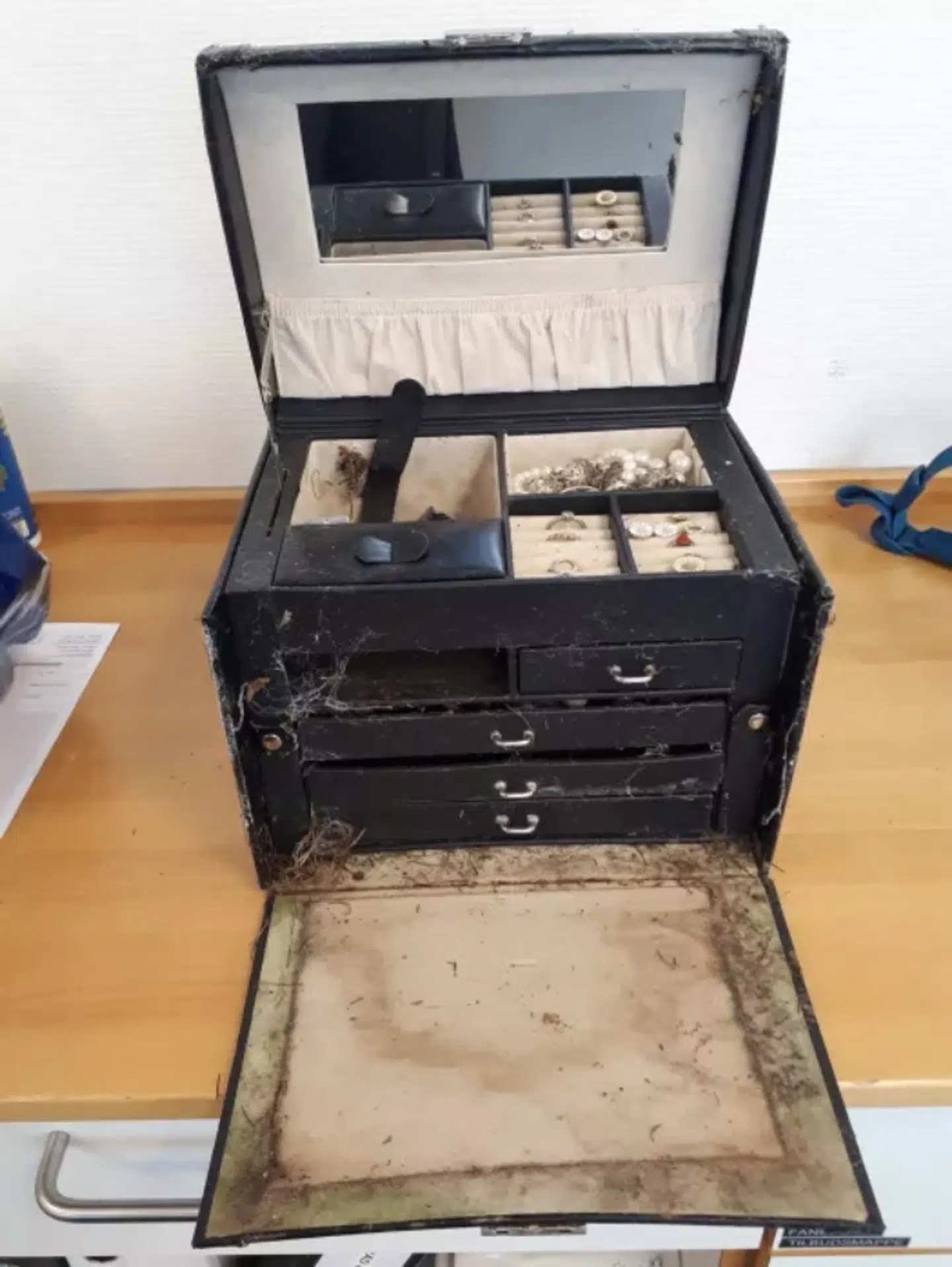 Sådan ser det gamle skykkeskrin, som politiet efterlyser ejeremanden til, ud.