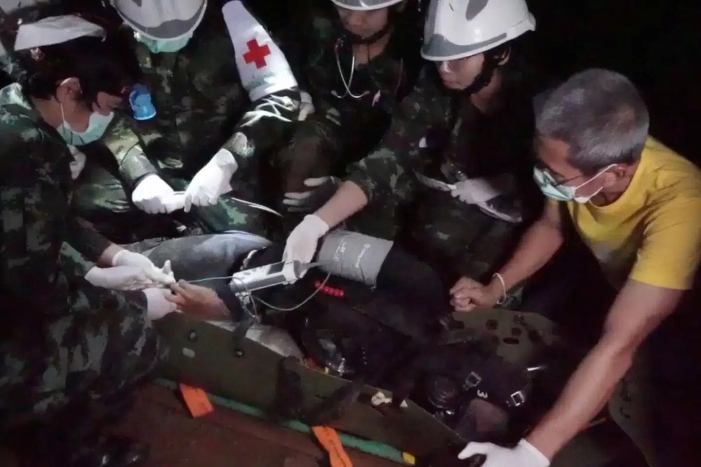 De første billeder fra en video af redningsaktionen er offentliggjort. Her ses thailandske specialstyrker, der er ved at bære en af drengene ud af grotten på en båre. Social Media/Reuters