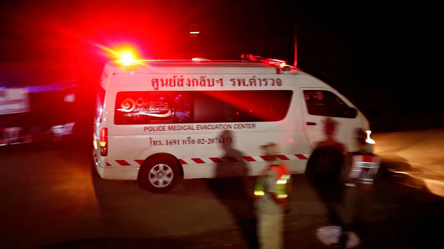 Den sidste ambulance forlader Tham Luang grotten tirsdag eftermiddag. Drengene og deres træner er nu i karantæne på hospitalet grundet de sygdomme, de kan have pådraget sig inde i grotten.