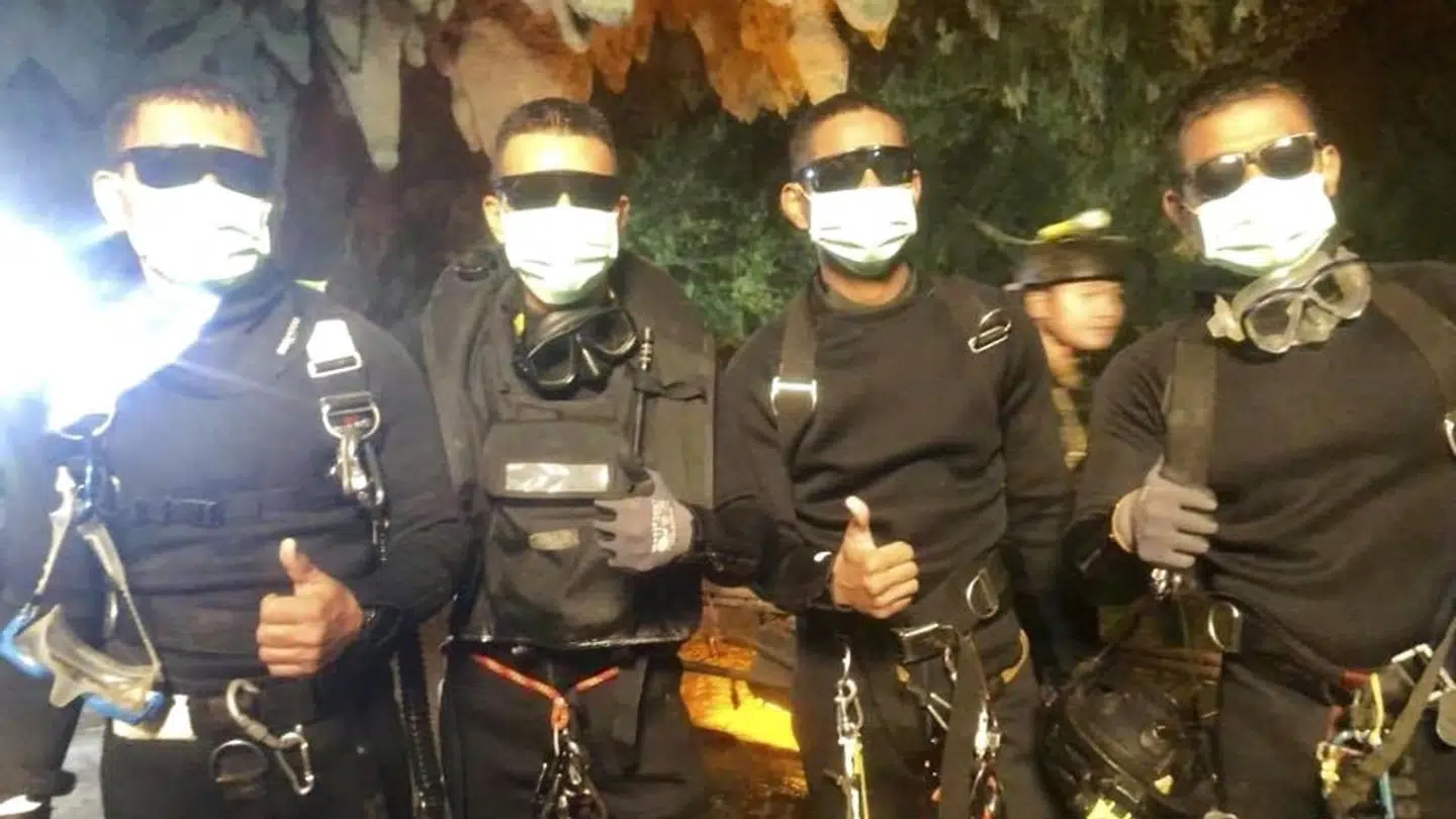 Royal Thai Navy Seals kom også sikkert ud af grotten efter at have hjulpet drengene og deres træner ud.