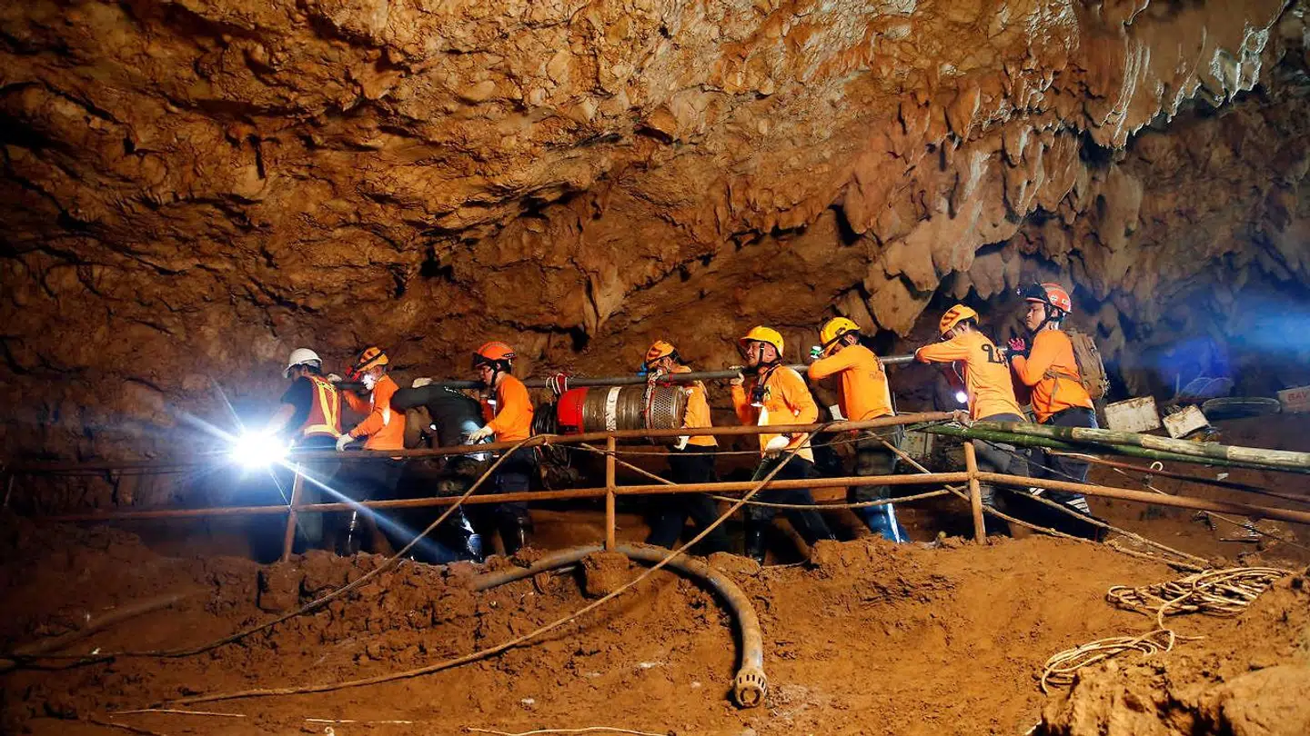 Redningsarbejdere rydder op, efter de 12 drenge og deres træner er kommet ud af grotten og er i sikkerhed på hospitalet.