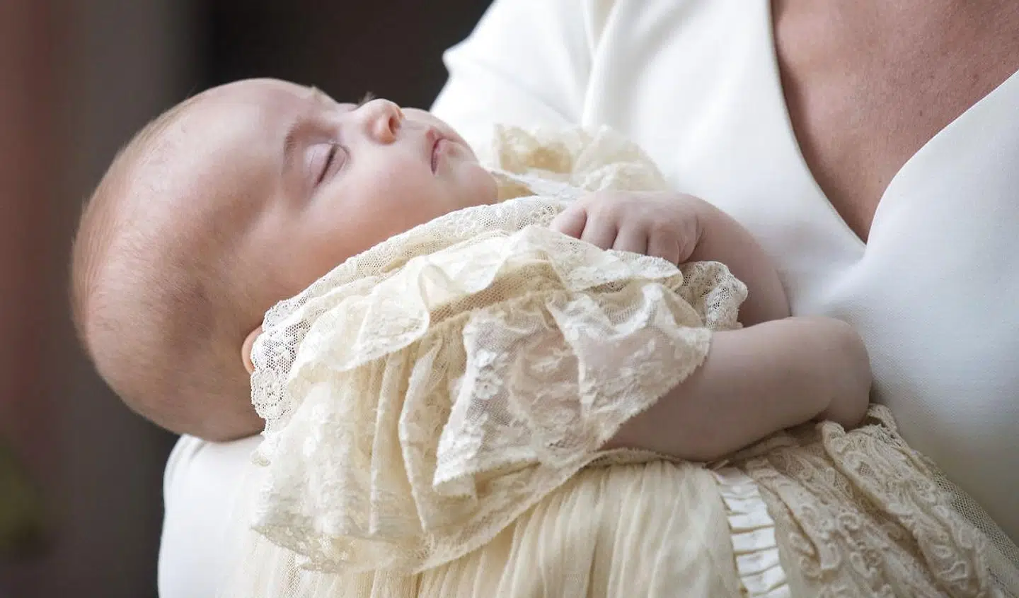 Prins Louis sov, mens han blev båret ind i kirken.