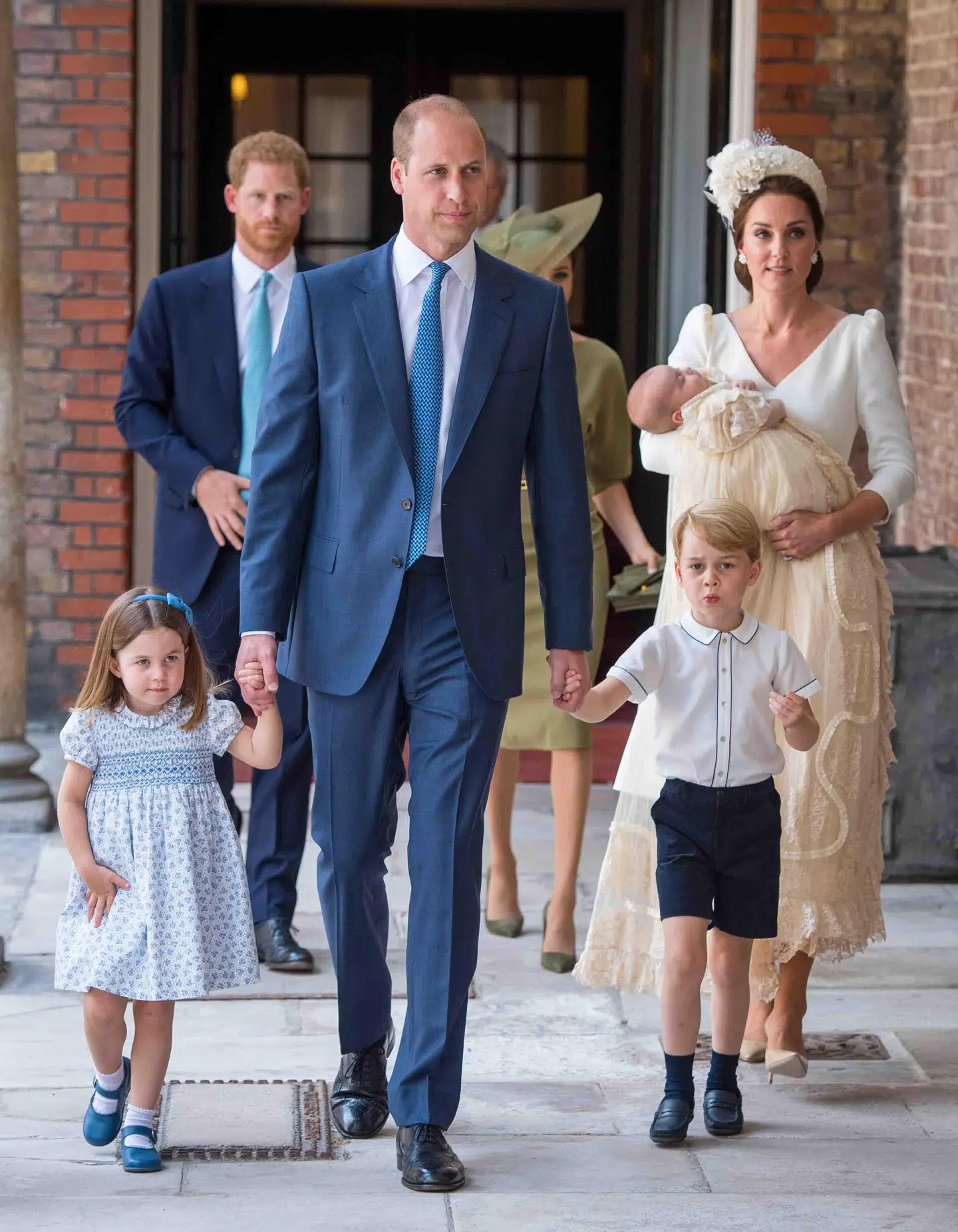 Familien ankommer til dåben af den lille dreng, hvor farven blå fik lov at skinne igennem. Både prins William og prins Harry havde blåt jakkesæt og blåt slips på, mens prinsesse Charlotte var iført en blå sommerkjole og prins George i et hvidt og blåt outfit. Kate Middleton og prins Louis var klædt i cremefarvede kjoler.