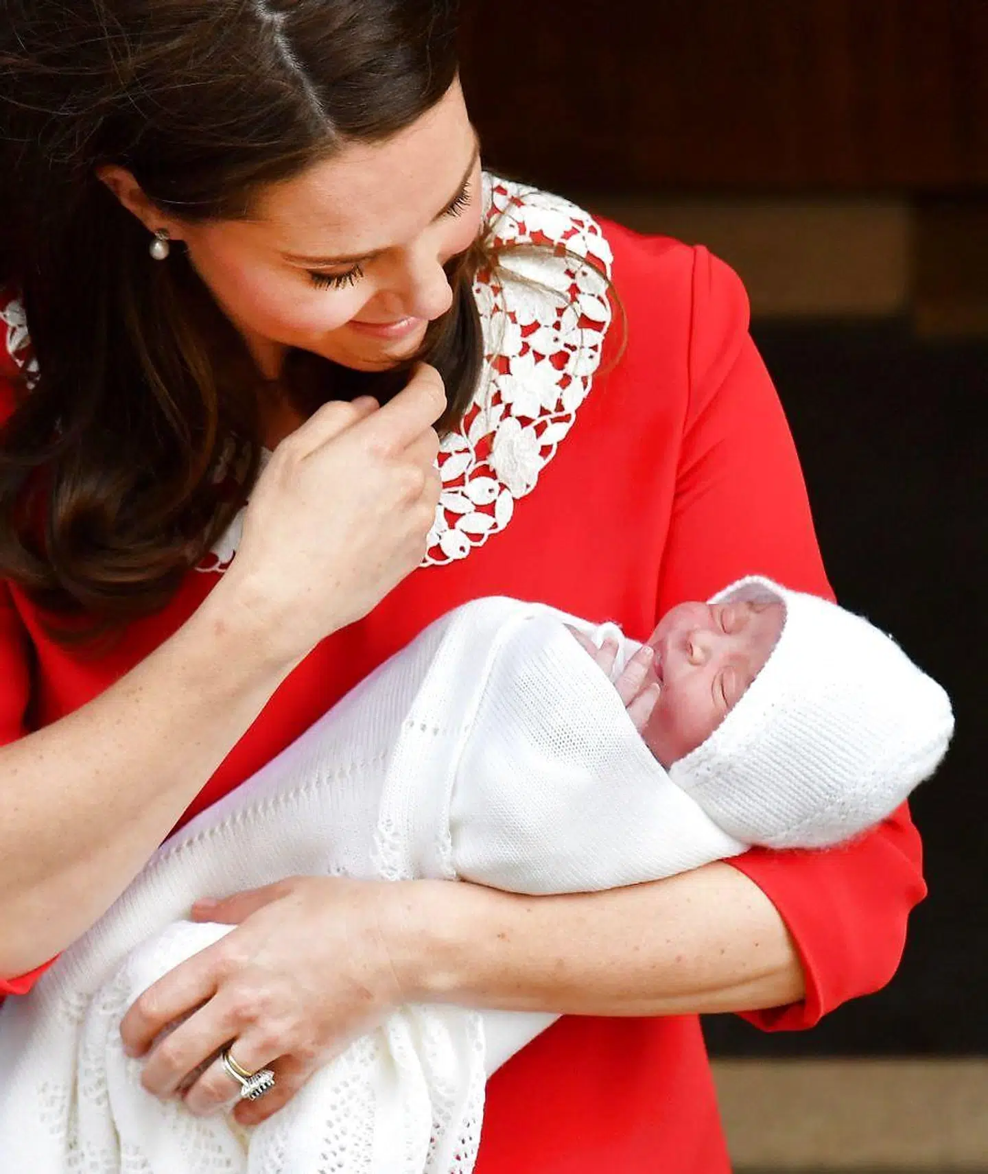 Kate Middleton viser sin søn prins Louis frem på samme dag, som hun fødte ham, den 23. april 2018.